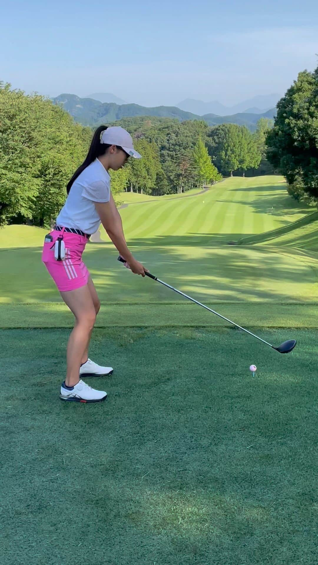 佐藤逸香のインスタグラム：「先週のパパと月1ゴルフ⛳️  猛暑の中で27ホールは食欲がなくなるほどほどきつかったけど どんなに暑くても、クラブを持って打つのがメインなのか クラブを持って走るのがメインなのかというほど走れたので体力はまだまだあるようです🙂  スコアは27ホールで157くらい(?)  人生2回目のバーディも取れたしいい思い出🏌️‍♀️  #広陵カントリークラブ #27ホール #ゴルフ #ゴルフ女子  #adidasgolf #mizuno #PING #asics #SRIXON #taylormadegolf #Paradiso #TaylorMade #munsingwear #descent #スポーツ大好き #スポーツ女子」