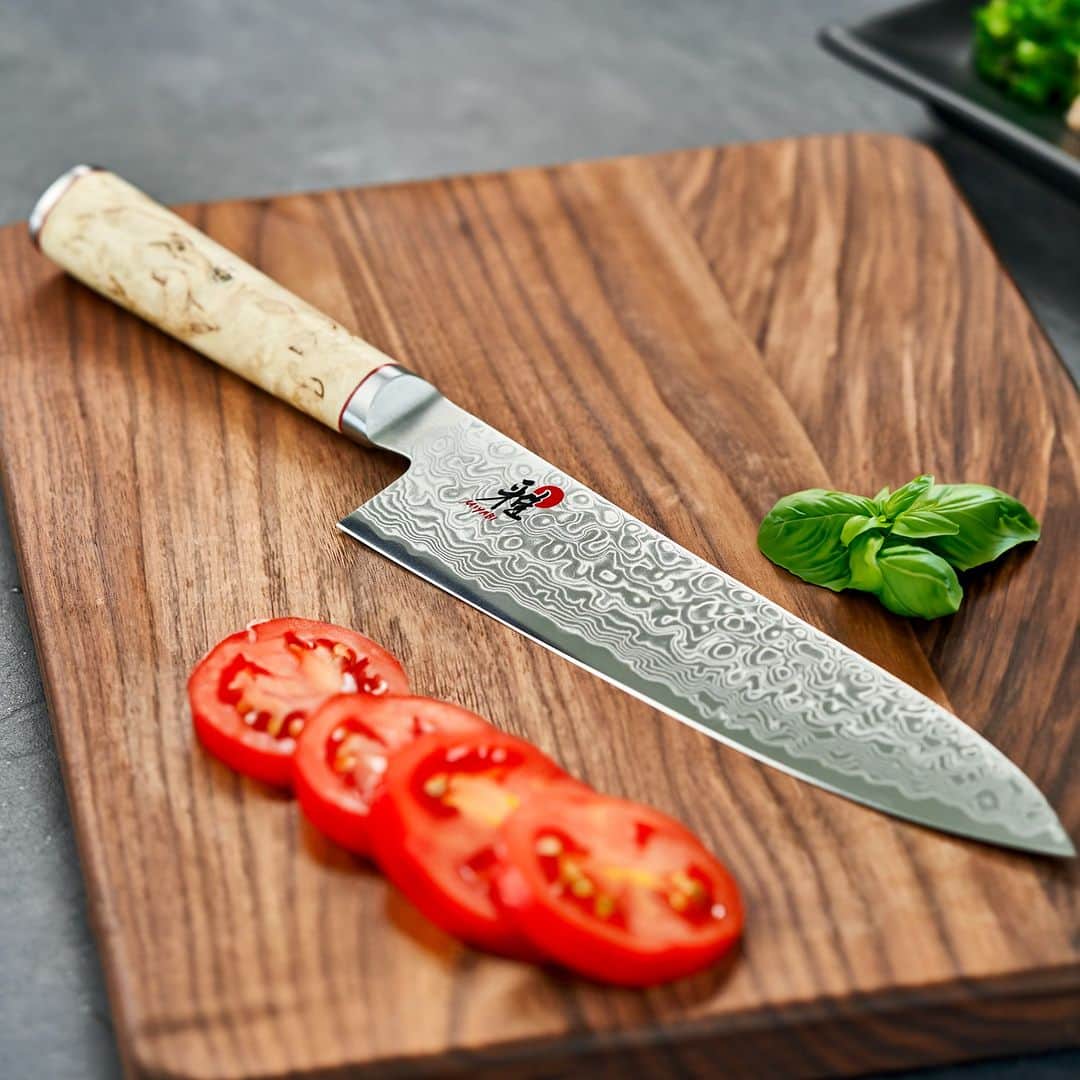 ZWILLING Japan ツヴィリングのインスタグラム：「【SPECIAL SALE】  ツヴィリングジャパンは、創立50周年記念イベントの一環として「１分間で切ったトマトの最多数 (英語 記録名 (Most tomatoes cut in one minute) 」のギネス世界記録™ に挑戦し、2023年6月28日にギネスワールドレコーズリミテッドによるギネス世界記録として認定されました。   ギネス世界記録チャレンジを記念として、スペシャルセールを開催中。ナイフの切れ味を訴求したチャレンジに使われたナイフが特別価格にて、ツヴィリング 公式オンラインショップ 並びに直営店にてご購入頂けます。  → https://www.zwilling.com/jp/50th-challenge.html   リンクはプロフィールURLからもご覧頂けます。  - 期間 : 7月28日まで  - 対象店舗 : ツヴィリング 公式オンラインショップ、直営店  - 対象製品 : 対象製品*が30%オフ    概要 :  日本語 記録名「１分間で切ったトマトの最多数」  英語 記録名 「Most tomatoes cut in one minute」  記録挑戦日 2023年6月28日  場所 岐阜県関市    ※ZWILLING TENMEIは対象外となり、ミニまな板をプレゼントいたします。  ※※ MIYABIはツヴィリング グループの一員です。  #zwilling #ツヴィリング」