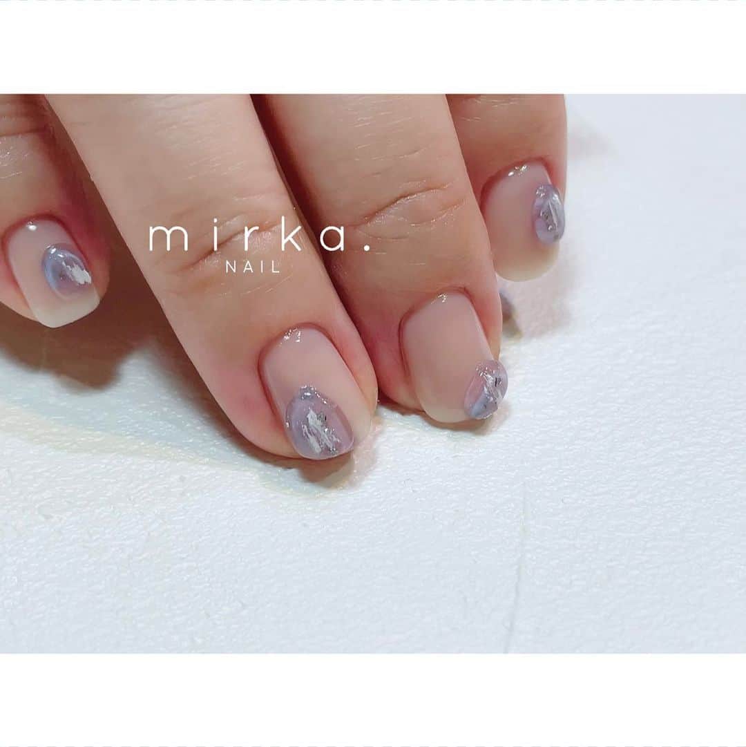 mirka. NAIL(ミルカネイル)のインスタグラム：「⁡ ⁡ ぷくっと⌇ ⁡ ⁡ ………………………………………………………… ⁡ ご予約、お問い合わせは LINE ID⇒ @mirka.nail (@含む)まで。 ⁡ ご新規様はハイライトの「ご案内」と「ご予約方法」を必ずお読みいただいてからご予約くださいますようお願いいたします。 空き状況や詳細はLINEの投稿からご確認ください。 ⁡ ⁡ ⁡ ⁡ #mirkanail#nails#nail#nailart#naildesign #ショートネイル#ネイルアート#ネイルデザイン#ネイル#大人ネイル#シンプルネイル#オフィスネイル#ニュアンスネイル#ナチュラルネイル#カジュアルネイル#ショートネイルデザイン#美甲#夏ネイル#夏ネイル2023 #プライベートサロン#プライベートネイルサロン#東京ネイルサロン#東京ネイル#江東区ネイルサロン#森下#清澄白河 ⁡」