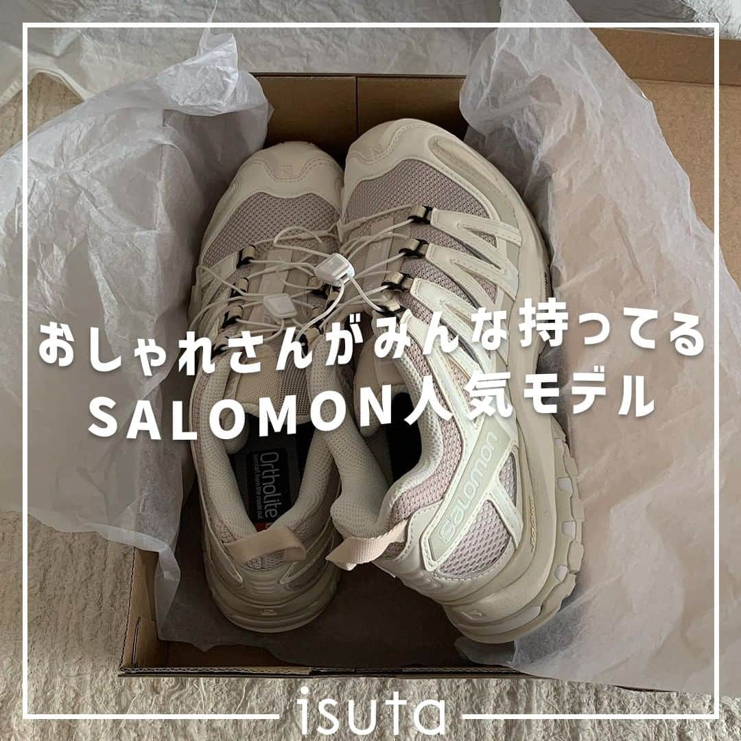 のインスタグラム：「ここ数年続いているスニーカーブーム。  サンダルのシーズンが到来しても、スニーカー熱はなかなか冷めないよう…  その中でも、デザイン性、機能性のどちらとも優れているとしておしゃれさんの間で人気急上昇中の「SALOMON （サロモン）」のスニーカーを、いくつかご紹介するよ 👟   ①SALOMON XT-4  ②XT-QUEST 2  ③XA PRO 3D  ④ACS PRO WHITE  @salomon  Photo by @momoka_yanagiya__by @_natsukoiwasaki_ @yuchan__8 @heirloom_yui  ✄-----------------------✄  姉妹アカウント @i_am_isuta も更新中  isuta編集部の日常のひとコマや 取材の最新レポを発信しているよ✍️˖°  ほかにも、エディターが気になる カフェやファッション、コスメをご紹介.・* ぜひフォローしてね🕊️  ✄-----------------------✄  #isuta#isutapic#イスタ#isuta_fashion #salomon#xt4#xtquest2#xapro3d#acsprowhite #白スニーカー#ワントーンコーデ#フィット感#機能性 #スニーカーコーデ#スニーカー倶楽部 #スニーカーマニア#スニーカー好き #スニーカー好きな人と繋がりたい #足元倶楽部#足元コーデ#足元クラブ #黒スニーカー#履き心地抜群#履き心地抜群 #足元くら部#足元俱楽部#お洒落さんと繋がりたい #おしゃれさんと繋がりたい#ブラックコーデ #アウトドアコーデ#アウトドア派」