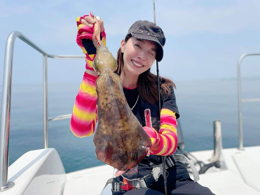 滝沢沙織さんのインスタグラム写真 - (滝沢沙織Instagram)「こんにちは😊今日も暑いですねぇ😵。熱中症には気をつけて下さいねっ❗️ 先日アップしたYouTubeで　@eisuke_kawakami さんとアオリイカイカ釣りをした時の写真🦑✨ なかなか釣れない初夏のアオリイカがちゃんとcatch🎣できて本当に嬉しかったぁ〜‼️ 川上さんのレクチャーのおかげですっ🎣✨ アオリイカ釣り🦑楽しいですよ〜‼️ #川上英佑さん @eisuke_kawakami  #エギング #アオリイカ #fishing#fish#fishinglife#fishingday#fishingtime#fishingislife#釣り#魚#釣り女優#滝沢釣り道#釣り女子#釣り好き#釣りファッション#海釣り」7月12日 12時26分 - saori_takizawa.official