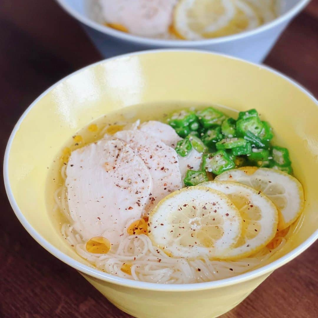 ゆうきのインスタグラム：「レモンそうめん🍋 暑い日に涼を感じる一杯です🎐  上には、手作り茹で鶏とオクラを乗せました。  市販のサラダチキンでも、もちろんOK！ 豚しゃぶを乗せたり、 ミョウガを刻んで乗せたり、 お好きな具材で作ってみてください♪  ✏︎レシピ⬇︎ 〜あっさりレモンそうめん〜 【材料（2人分）】 ・そうめん……200g ・茹で鶏……80gほど → スライスする ・塩茹でオクラ……2本 → 小口切りにする ・鶏がらスープの素……小さじ2杯 ・ヤマキ割烹白だし……大さじ2杯 ・レモン薄切り……6枚 ・ごま油……小さじ2杯 ・粗挽き黒胡椒……適量  【作り方】 1. 耐熱ボウルに50ccの水を入れて、電子レンジ（500W）で30秒ほど加熱したら、鶏がらスープの素を入れて混ぜ合わせる。溶けたら400ccの冷水と白だしを加えて混ぜ、2つの器に分けて冷蔵庫で冷やしておく。  2. そうめんは表記の時間茹でて、水で冷やしたら水気をしっかり切り、1の器に入れる。上に茹で鶏とオクラ、レモンを乗せ、ごま油を回しかけて粗挽き黒胡椒をふって完成。 ・ ・ ・  #おうちごはん#お昼ごはん#昼ご飯#そうめん#レモンそうめん#素麺#レシピ#簡単レシピ#おうちカフェ#エビ#マカロニメイト#フーディーテーブル #lunch#japanesefood#foodpic」