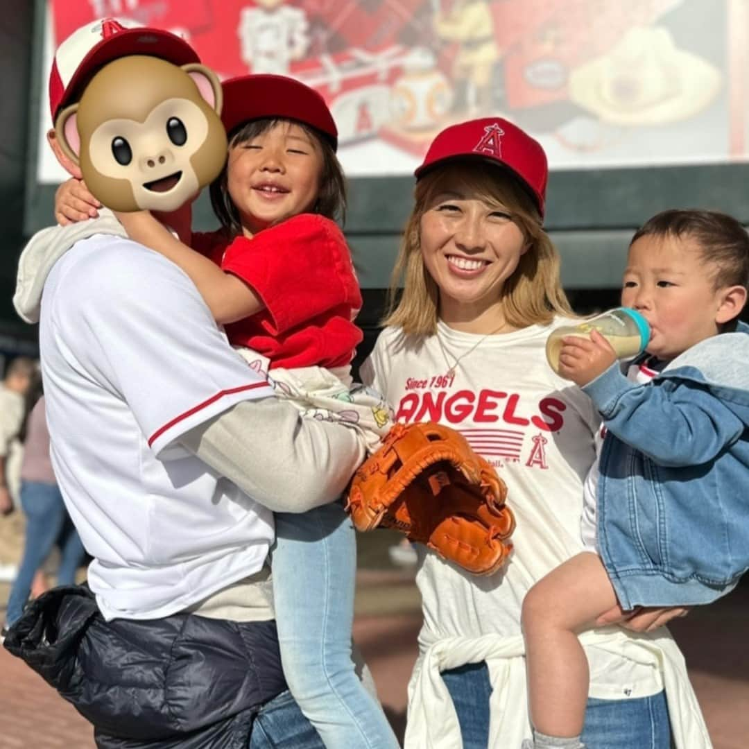 吉田ちかさんのインスタグラム写真 - (吉田ちかInstagram)「Went to see Ohtani play ball! Hope you guys watched the vlog❤️ The price of the signed jerseys 😳... almost as surprising as the size of the cookies and helmet nachos!   He's playing at the All-Star game in Seattle right now, which we could have gone to that too!  BTW, Pudding literally thought Ohtani meant baseball for the longest time lol now she knows he's a baseball player - but wow, he's so amazing you might as well name the sport after him!!   先日動画でシェアしましたが、大谷選手を見に行ってきました!! サイン入りのジャージのお値段もビックリだったけど、クッキーとナチョスのアメリカンなサイズにもびっくり！  ちょうど今シアトルでオールスター試合中ですね😆 行きたかった〜！  ちなみに、プリンはずっと「オータニ」が「野球」と言う意味だと思っていたのですがw 今は野球選手の名前だと理解しています🤣でも、大谷選手、あまりにも素晴らしすぎるから、いっそのこと野球を「オータニ」という名前のスポーツに変えちゃっても良いかも!?」7月12日 12時38分 - bilingirl_chika