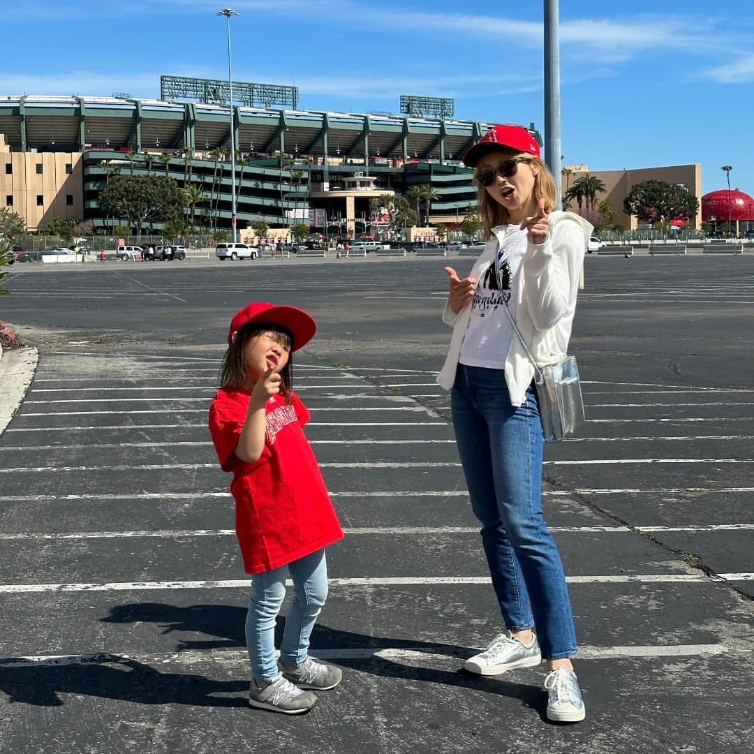 吉田ちかさんのインスタグラム写真 - (吉田ちかInstagram)「Went to see Ohtani play ball! Hope you guys watched the vlog❤️ The price of the signed jerseys 😳... almost as surprising as the size of the cookies and helmet nachos!   He's playing at the All-Star game in Seattle right now, which we could have gone to that too!  BTW, Pudding literally thought Ohtani meant baseball for the longest time lol now she knows he's a baseball player - but wow, he's so amazing you might as well name the sport after him!!   先日動画でシェアしましたが、大谷選手を見に行ってきました!! サイン入りのジャージのお値段もビックリだったけど、クッキーとナチョスのアメリカンなサイズにもびっくり！  ちょうど今シアトルでオールスター試合中ですね😆 行きたかった〜！  ちなみに、プリンはずっと「オータニ」が「野球」と言う意味だと思っていたのですがw 今は野球選手の名前だと理解しています🤣でも、大谷選手、あまりにも素晴らしすぎるから、いっそのこと野球を「オータニ」という名前のスポーツに変えちゃっても良いかも!?」7月12日 12時38分 - bilingirl_chika