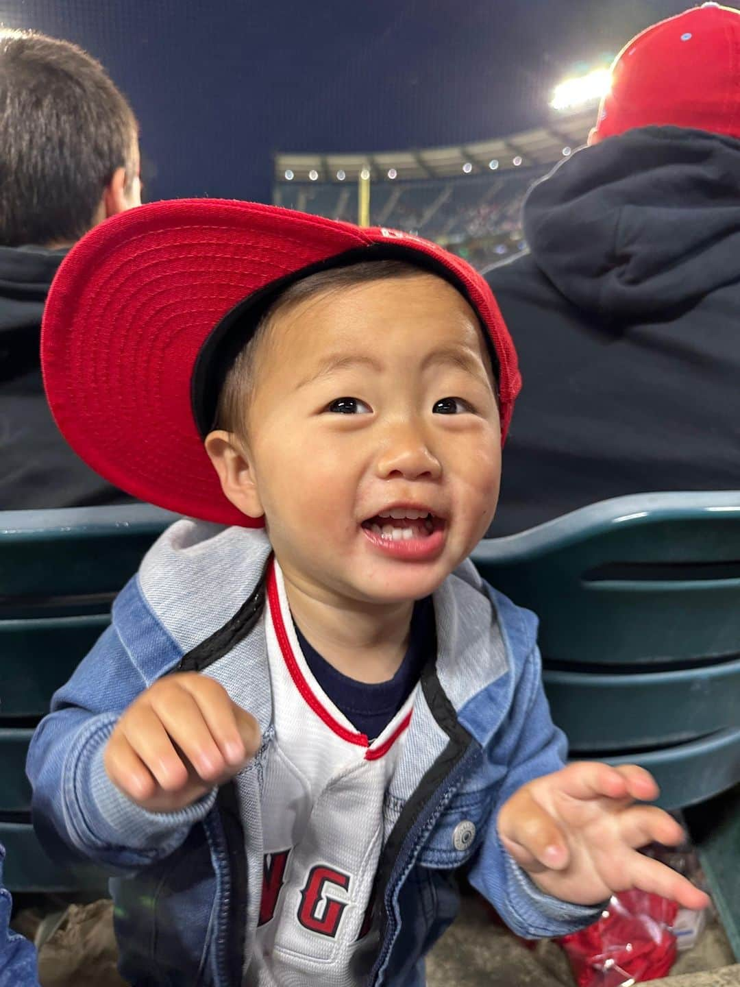 吉田ちかさんのインスタグラム写真 - (吉田ちかInstagram)「Went to see Ohtani play ball! Hope you guys watched the vlog❤️ The price of the signed jerseys 😳... almost as surprising as the size of the cookies and helmet nachos!   He's playing at the All-Star game in Seattle right now, which we could have gone to that too!  BTW, Pudding literally thought Ohtani meant baseball for the longest time lol now she knows he's a baseball player - but wow, he's so amazing you might as well name the sport after him!!   先日動画でシェアしましたが、大谷選手を見に行ってきました!! サイン入りのジャージのお値段もビックリだったけど、クッキーとナチョスのアメリカンなサイズにもびっくり！  ちょうど今シアトルでオールスター試合中ですね😆 行きたかった〜！  ちなみに、プリンはずっと「オータニ」が「野球」と言う意味だと思っていたのですがw 今は野球選手の名前だと理解しています🤣でも、大谷選手、あまりにも素晴らしすぎるから、いっそのこと野球を「オータニ」という名前のスポーツに変えちゃっても良いかも!?」7月12日 12時38分 - bilingirl_chika