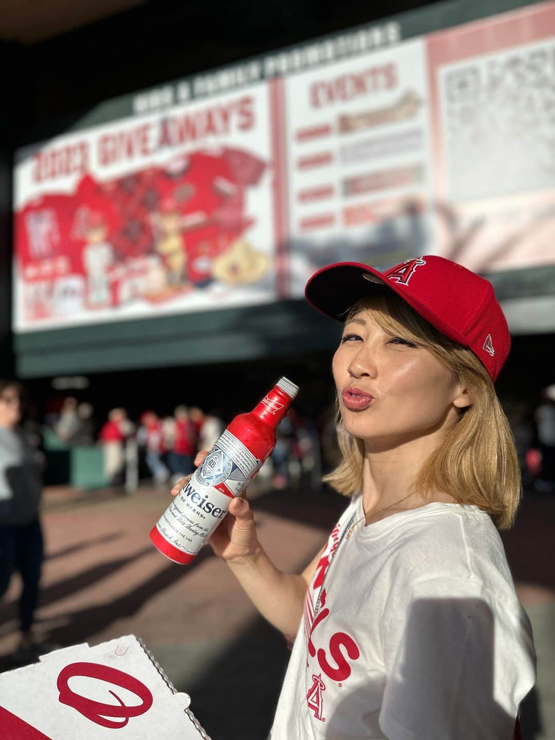 吉田ちかさんのインスタグラム写真 - (吉田ちかInstagram)「Went to see Ohtani play ball! Hope you guys watched the vlog❤️ The price of the signed jerseys 😳... almost as surprising as the size of the cookies and helmet nachos!   He's playing at the All-Star game in Seattle right now, which we could have gone to that too!  BTW, Pudding literally thought Ohtani meant baseball for the longest time lol now she knows he's a baseball player - but wow, he's so amazing you might as well name the sport after him!!   先日動画でシェアしましたが、大谷選手を見に行ってきました!! サイン入りのジャージのお値段もビックリだったけど、クッキーとナチョスのアメリカンなサイズにもびっくり！  ちょうど今シアトルでオールスター試合中ですね😆 行きたかった〜！  ちなみに、プリンはずっと「オータニ」が「野球」と言う意味だと思っていたのですがw 今は野球選手の名前だと理解しています🤣でも、大谷選手、あまりにも素晴らしすぎるから、いっそのこと野球を「オータニ」という名前のスポーツに変えちゃっても良いかも!?」7月12日 12時38分 - bilingirl_chika