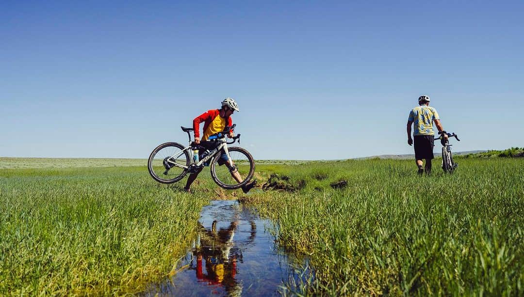 トミー・コールドウェルのインスタグラム：「Connecting climbing objectives by bike is so different than  touring on proven routes. We decided to cross the southern Wyoming desert (red desert, link in bio to watch Patagonia’s film about protecting this place) via dirt roads that sometimes turned into nothing more than cattle tails. When you drive  I-80  you miss so much. Wild horses, countless pronghorn. Rainbows, and epic sand dunes. We felt we were about as remote as you can get in North America. The pain of 10 hours a day of bone rattling biking has a way of warping time. Only 4 days in I felt like we had been moving for weeks.  My heart already aches for my family but am grateful to be  on a grand adventure with Alex.   📸and🎥by @taylor._shaffer」