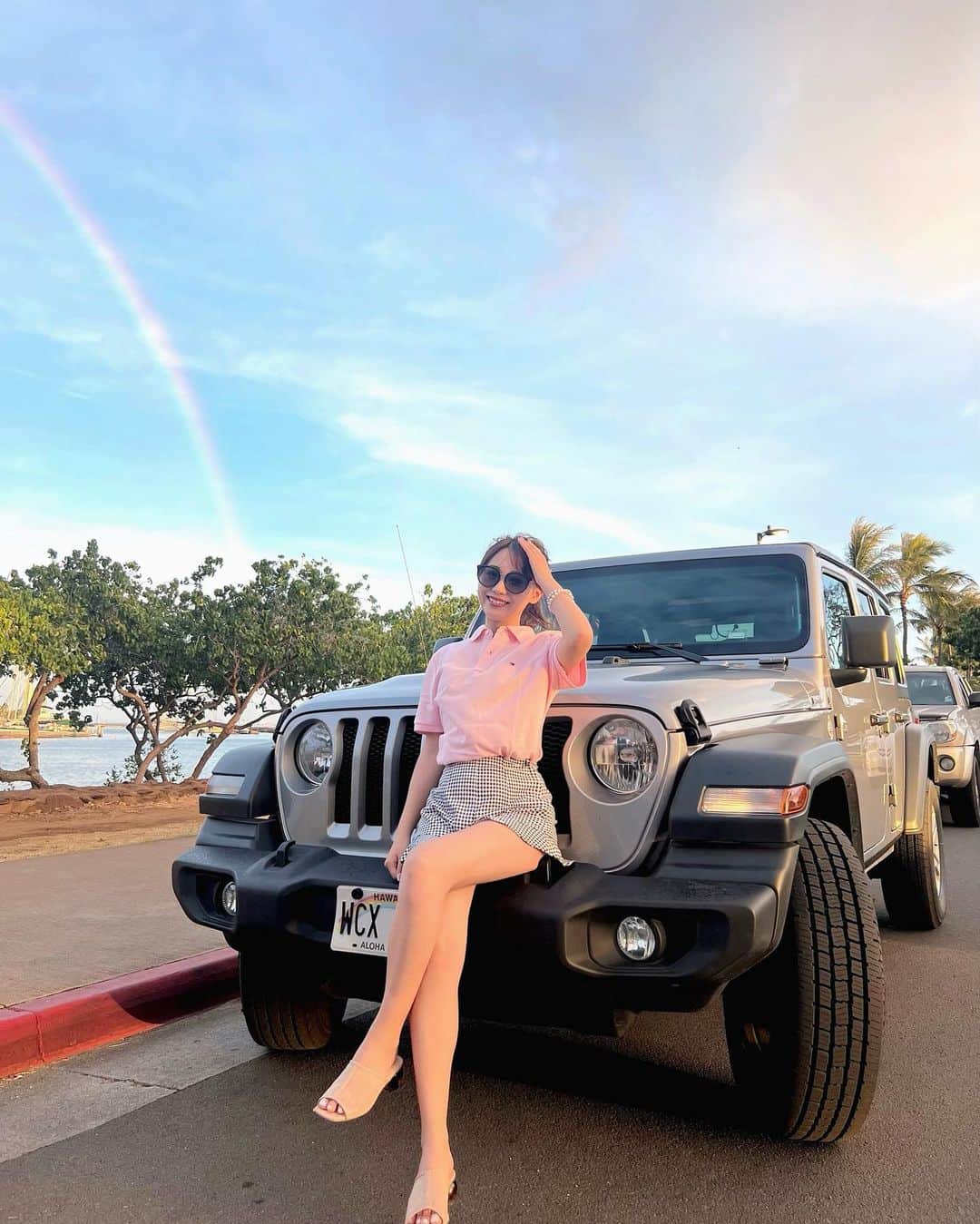 加藤里奈のインスタグラム：「⋆ 今回のハワイ旅は Jeepをレンタルしました🚙  かっくいい🥺🥺 めちゃめちゃ手動だけど オープンカーにもなるので 海沿いのドライブは最高🤍  #海外旅行 #海外 #海外コーデ #旅行 #旅行コーデ #旅行好きな人と繋がりたい #旅行記 #ハワイ #ハワイ旅行 #ハワイグルメ #ハワイ生活 #ハワイアンカフェ #Hawaii #hawaiistagram #hawaiisbestphotos #hawaiilife  #Jeep #jeeplife #jeepgirl #drive」