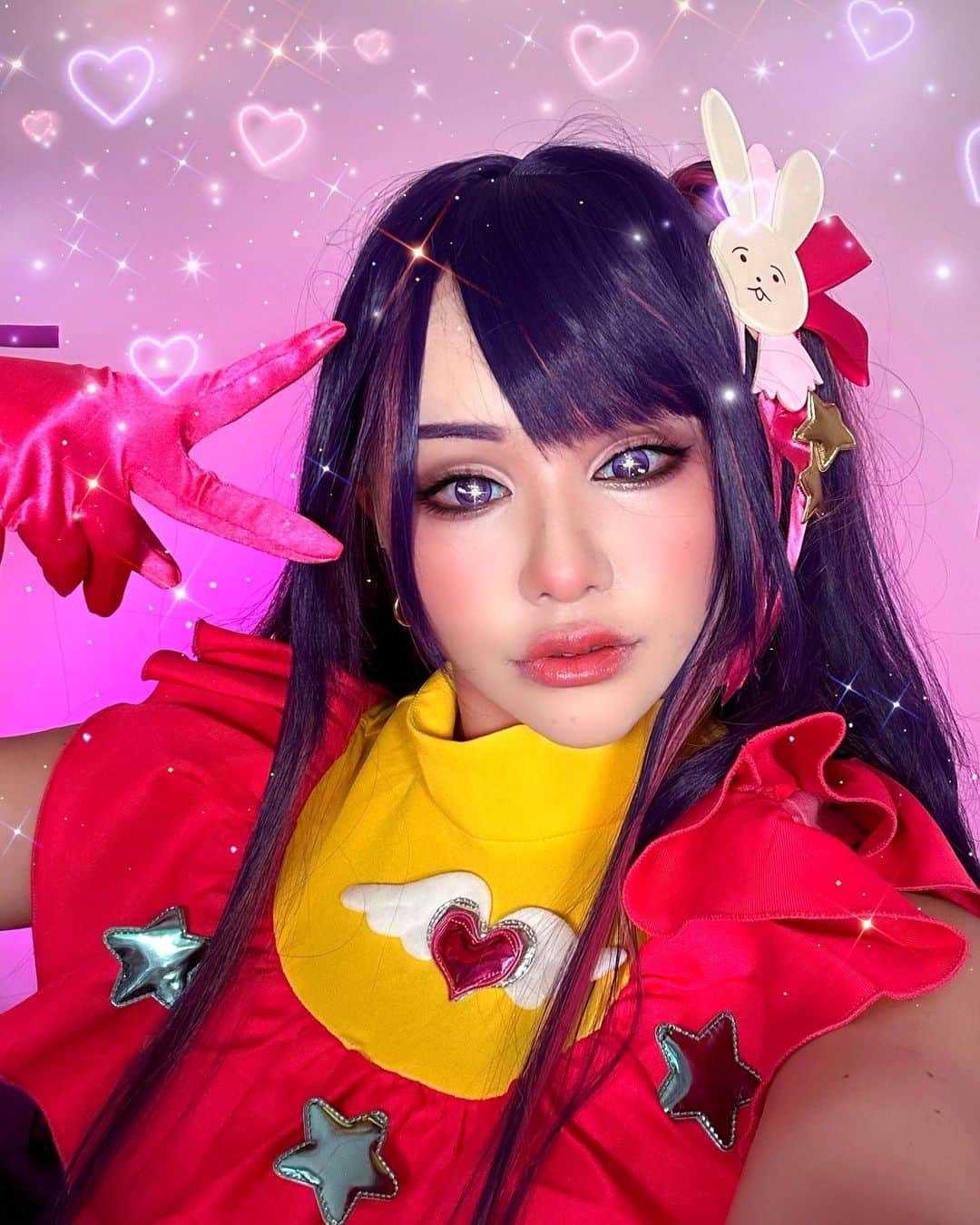 のインスタグラム：「推しの子の星野アイちゃんメイクしてみた💓 しかもさっき撮影終えたところなのよ🤣💜 次のページの目元アップにしてみて！ これカラコンなのよー！！！！すごない？ めっちゃキラキラしてかわいいー💜  どうどう？ 私のこと推してくれる?💓💓💓  近々動画にする予定なので楽しみにしててね！  あなたのアイドル〜💓💓💓 サインはB！！ちゅ😙😙😙😙💓  #推しの子 #星野アイ #コスプレ #マリリン」