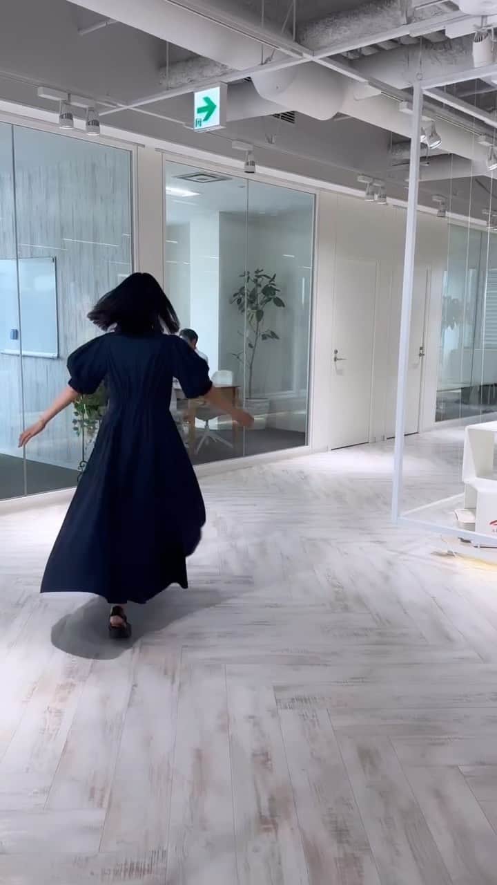 柴咲コウのインスタグラム：「『MES VACANCES』が⽬指すスタイル 「優美な循環」を 都会の⽇常に届けたいという想いと、 お洋服の「シェアで循環」を つくっている『airCloset』の 働く女性にサステナブルな体験を届けたい という想いが重なり、 未来のための循環型プロジェクトが始まりました♡  コラボページに詳しく載っているのでぜひcheckしてみてね✨  それにしてもエアクロの皆さんが素敵すぎて、出会えて嬉しい☺️💞  あれ？動画内の文が消えちゃってる…！ 高速ターンしてるところは、サンプルで着用感を試しているよ😆 私が着用したのは38サイズで、160cmでは足首丈くらい。  https://lestroisgraces.com/pages/mes-vacances-air-closet-sustainabeauty」