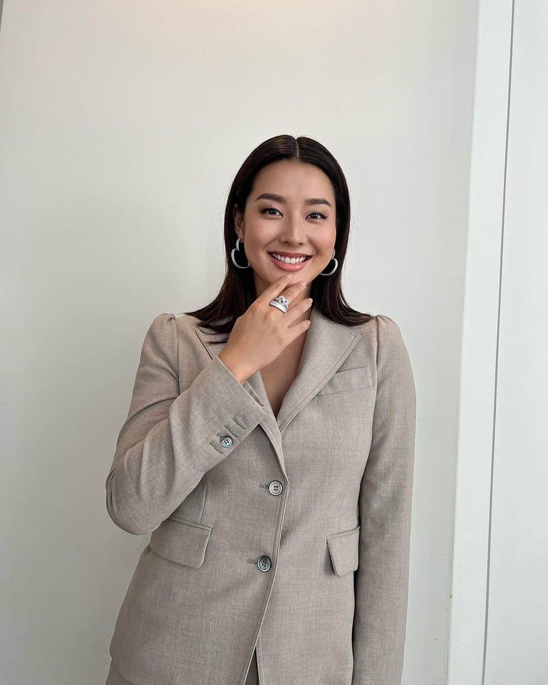 すみれのインスタグラム：「今夜9時からは「上田と向井と女が吠える夜」「上田と女が吠える夜」×新水曜ドラマ「こっち向いてよ向井くん」がスペシャルコラボ！是非みてね🤍  Suit: @_sov.official_  Shoes: @sergiorossi  Jewelry: @swarovski」