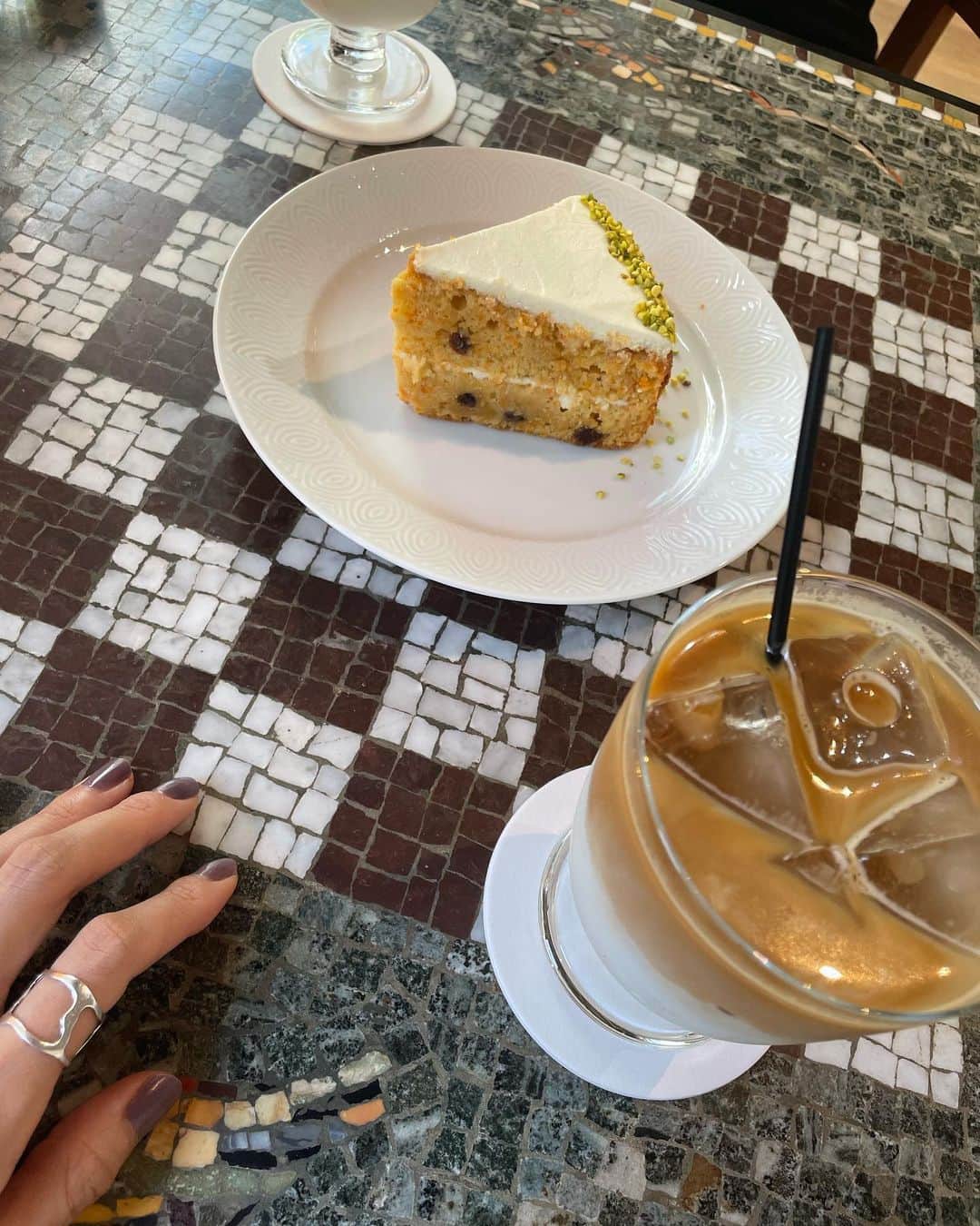 のインスタグラム：「休息 in tokyo  🫧🩵  散らばるキャロットケーキ まるまるハチワレ猫さん ふざけるだれか」