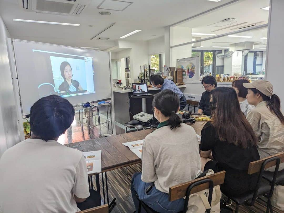 東京観光専門学校さんのインスタグラム写真 - (東京観光専門学校Instagram)「#フルーツカッティング 特別授業🍊 グレープフルーツで実践✨ ひと手間でおもてなしのフルーツに💕  #フルーツマエストロ協会 の村上先生 ありがとうございました‼️  【#フルーツマエストロ】 という資格は昨年スタートしたもので 東京観光専門学校の学生が先駆けて取得します👏 #東京観光専門学校　#カフェサービス学科　#ホテル学科　#バーテンダー専攻　#フルーツカット　#フルーツ　#果物　#カッティング　#フルーツの資格　#特別講座」7月12日 13時09分 - tokan_1967