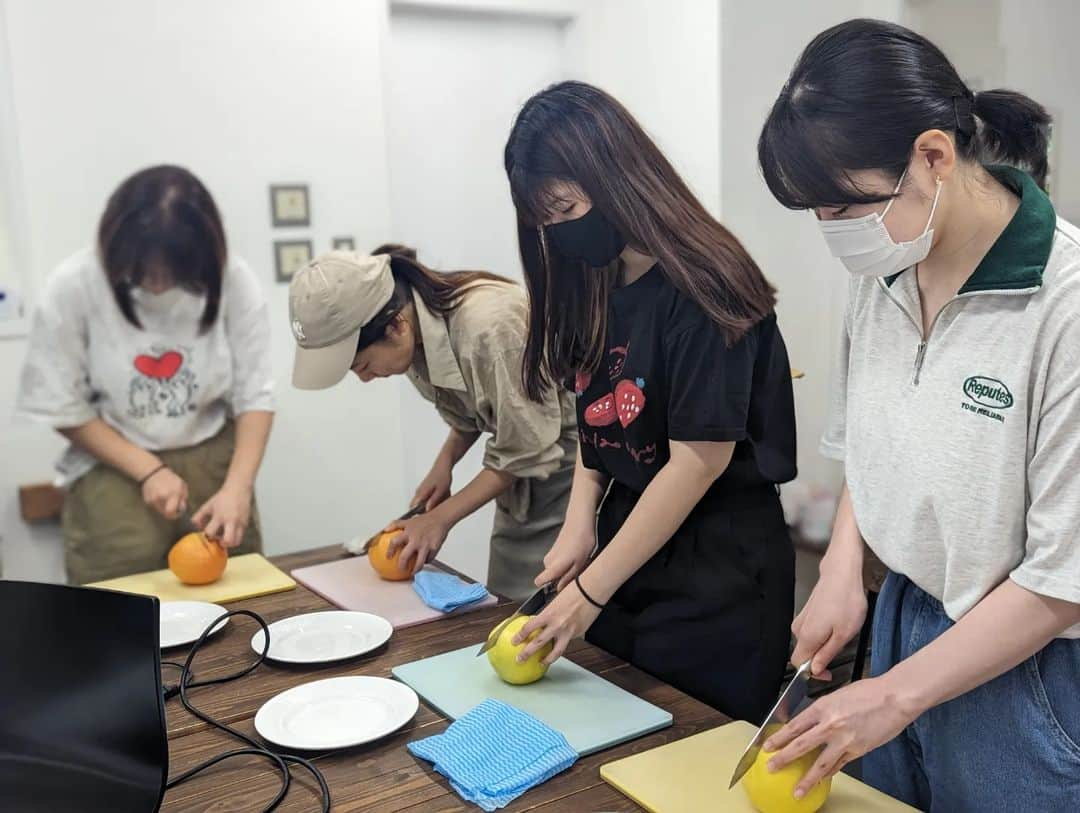 東京観光専門学校さんのインスタグラム写真 - (東京観光専門学校Instagram)「#フルーツカッティング 特別授業🍊 グレープフルーツで実践✨ ひと手間でおもてなしのフルーツに💕  #フルーツマエストロ協会 の村上先生 ありがとうございました‼️  【#フルーツマエストロ】 という資格は昨年スタートしたもので 東京観光専門学校の学生が先駆けて取得します👏 #東京観光専門学校　#カフェサービス学科　#ホテル学科　#バーテンダー専攻　#フルーツカット　#フルーツ　#果物　#カッティング　#フルーツの資格　#特別講座」7月12日 13時09分 - tokan_1967