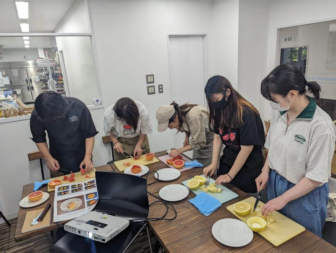 東京観光専門学校さんのインスタグラム写真 - (東京観光専門学校Instagram)「#フルーツカッティング 特別授業🍊 グレープフルーツで実践✨ ひと手間でおもてなしのフルーツに💕  #フルーツマエストロ協会 の村上先生 ありがとうございました‼️  【#フルーツマエストロ】 という資格は昨年スタートしたもので 東京観光専門学校の学生が先駆けて取得します👏 #東京観光専門学校　#カフェサービス学科　#ホテル学科　#バーテンダー専攻　#フルーツカット　#フルーツ　#果物　#カッティング　#フルーツの資格　#特別講座」7月12日 13時09分 - tokan_1967