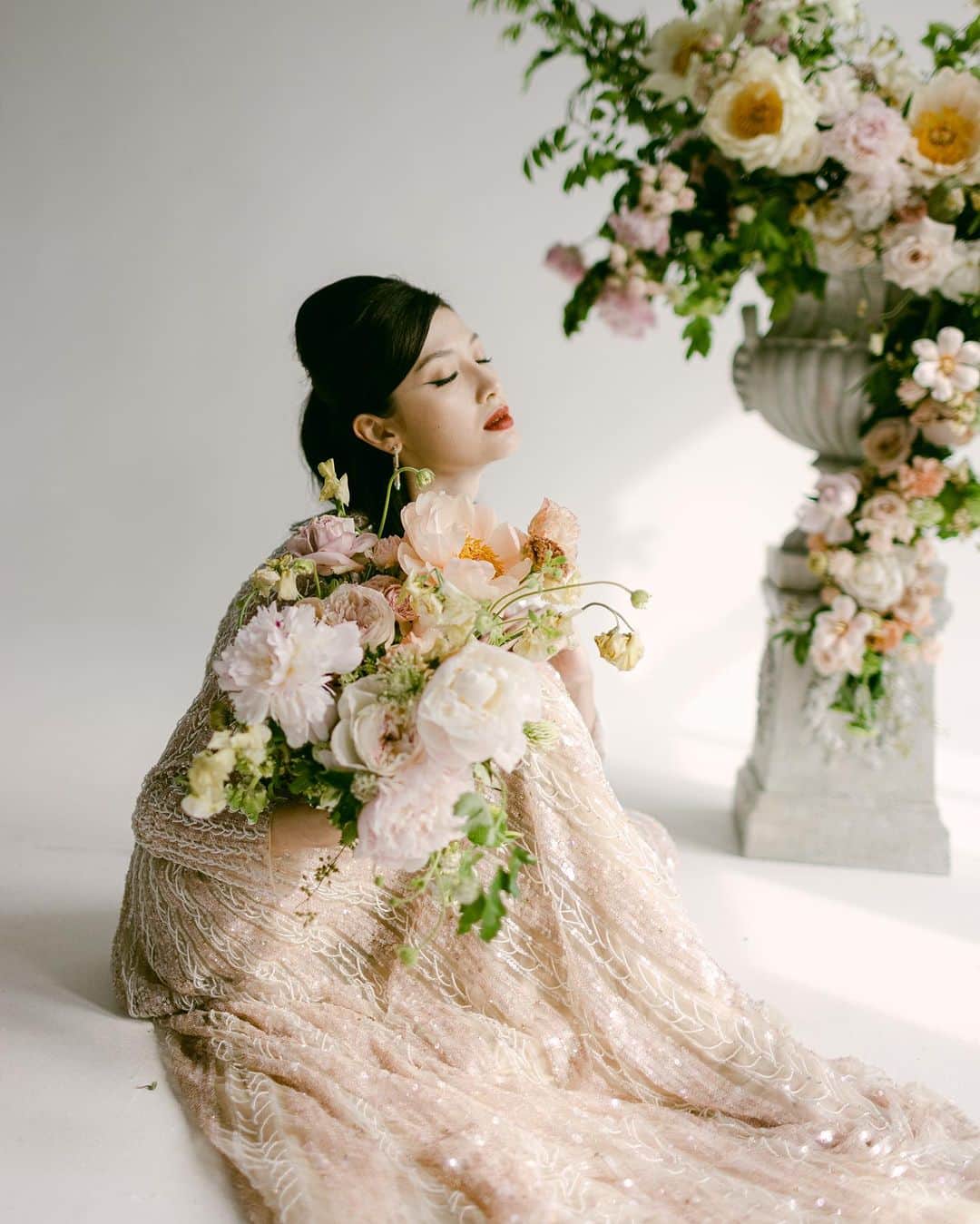 Veronica Halimさんのインスタグラム写真 - (Veronica HalimInstagram)「Thrilled to share these beautiful images of all the stunning sets created for @maisonvalentino  —  Planning & Styling: @theatelier.co @thefloralatelier.co @theweddingatelier.co @lelianchew for #MasterFloristInResidence Florals: @myrtleetolive using @flyingdutchflowers Calligraphy& Stationeries: @truffypi Outfits: @maisonvalentino Photography: @marithamae Makeup: @vichwangmua & co. at @suburbs.studio Hair: @qiqidotcom at @badahair.sg Model: @now_model_management @simonechristinalowther @shelbytzun Cookies: @momochencakes」7月12日 13時21分 - truffypi