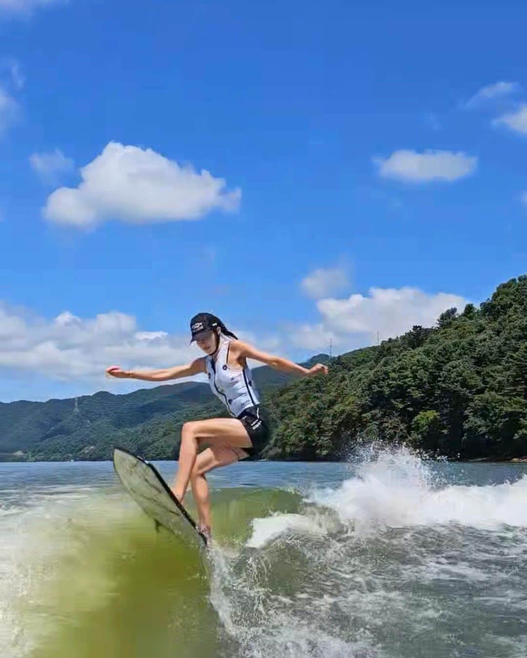 のインスタグラム：「서핑의 계절🌊 하얀 라이프베스트 이쁘다아아🤍 . @buywake_store」