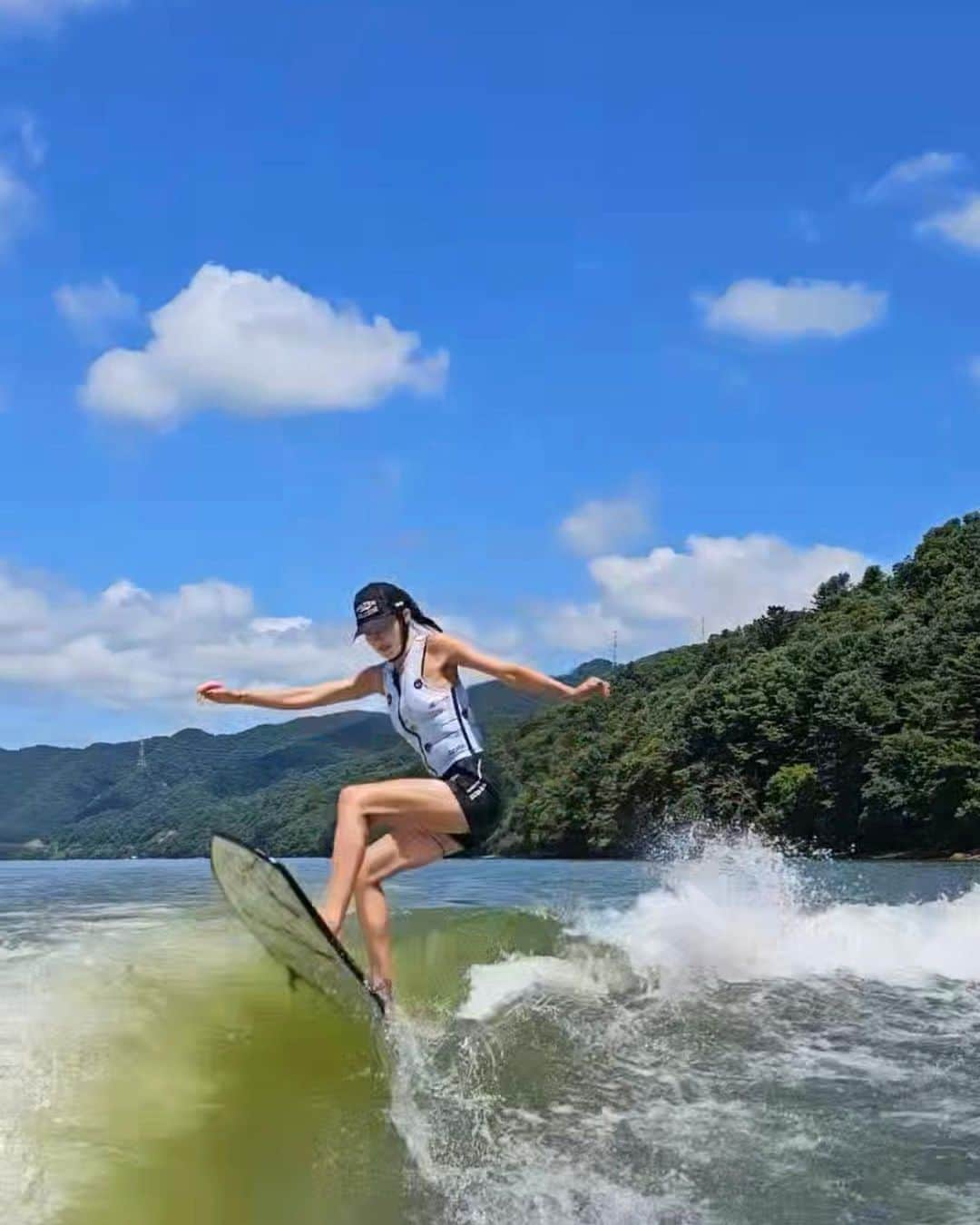 チェ・ヨジンのインスタグラム：「서핑의 계절🌊 하얀 라이프베스트 이쁘다아아🤍 . @buywake_store」