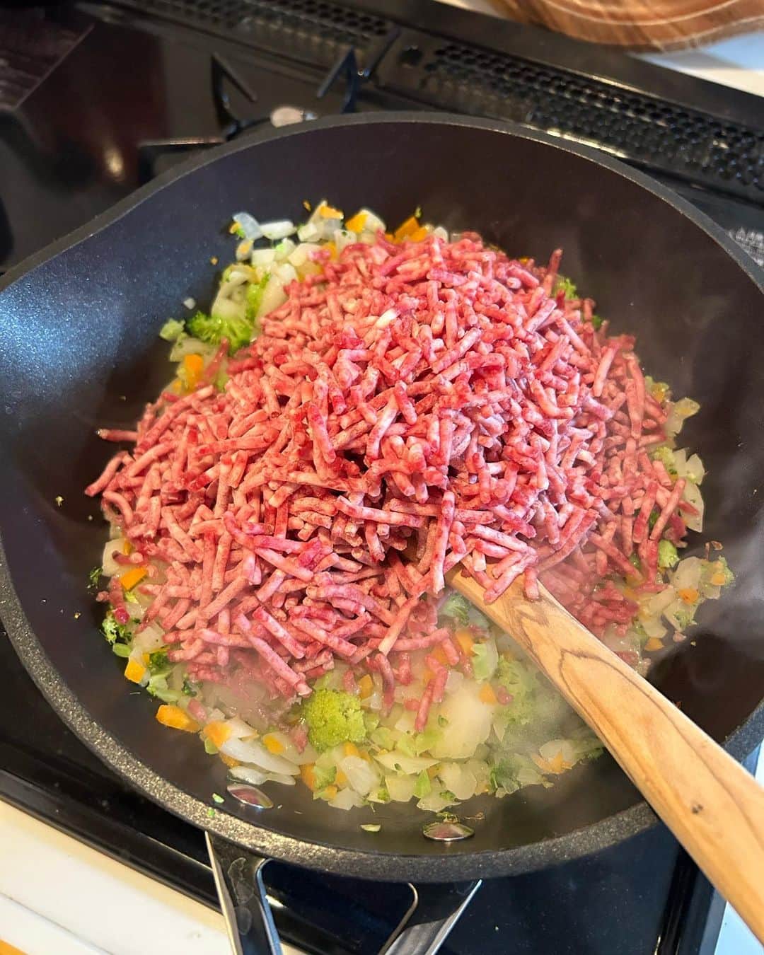 中岡由佳さんのインスタグラム写真 - (中岡由佳Instagram)「❇︎ 簡単に栄養バランスが摂れるメニューで定期的に作っているミートソース🍝栄養士としては野菜とお肉をたっぷり摂れておすすめです。 適当に細かくカットした野菜たっぷりと、牛挽肉をオリーブで炒めて、トマト缶orパック、赤ワイン、ブイヨン、塩で味を調えて煮込むだけ。（にんじんが多少大きくても大丈夫、セロリが入るとさらに本格的✨） 盛り付けた後にもしあればパルミジャーノ・レッジャーノをすりおろしてふんわりかけると美味しい😋 暑すぎて食欲ダウンしますが、食べて飲んで、仕事も遊びも楽しめますように🫶🫶 #healthy  #cooking #ユカフェ＊yu(k/c)afe＊」7月12日 13時17分 - yuka_nakaoka