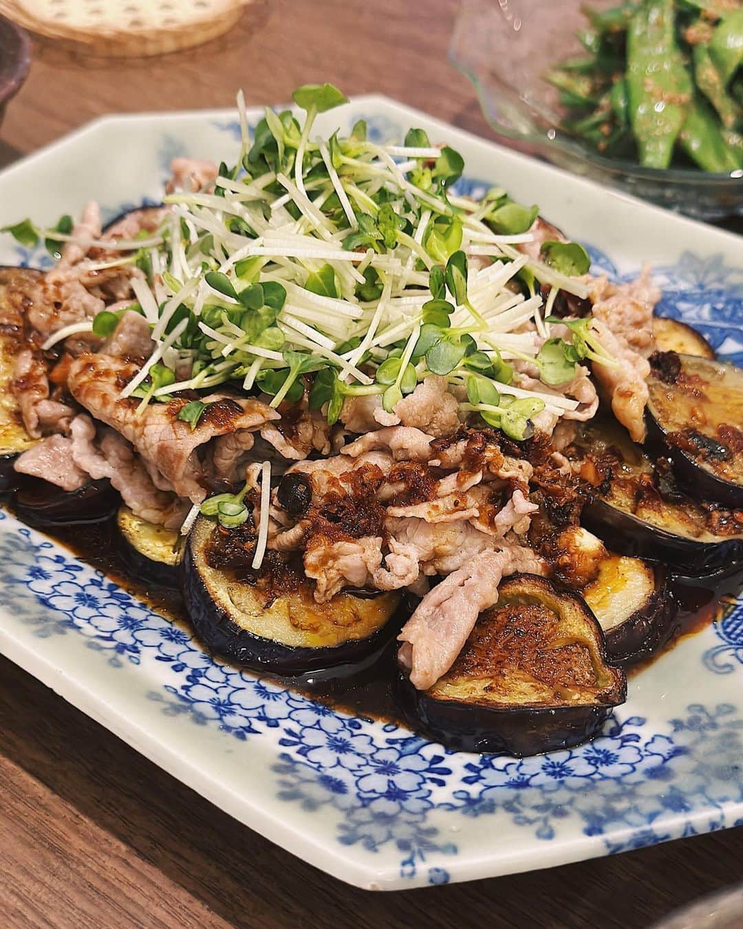 のインスタグラム：「🍆🥒🍆🫛🍆  水茄子を輪切りで焼き お肉をやき タレをかけ、かいわれ ※醤油、お酢、オイスターソース、胡麻油 豆豉入りラー油の豆豉をたっぷり めちゃくちゃご飯進みます🍚  山形のダシを作って、 水切りしたお豆腐にお出汁で溶いた味噌をかけ 冷や汁の雰囲気で。  インゲンの胡麻和え 胡麻和えもすきです 胡麻で和えたらたいてい美味しい。  家ではしっかりご飯とお味噌汁なので お酒を嗜みながらつまめるお料理作りたいな🥂  __________________________________________  #love #life #loveislove #cooking  #おうちごはん #あゆめし」