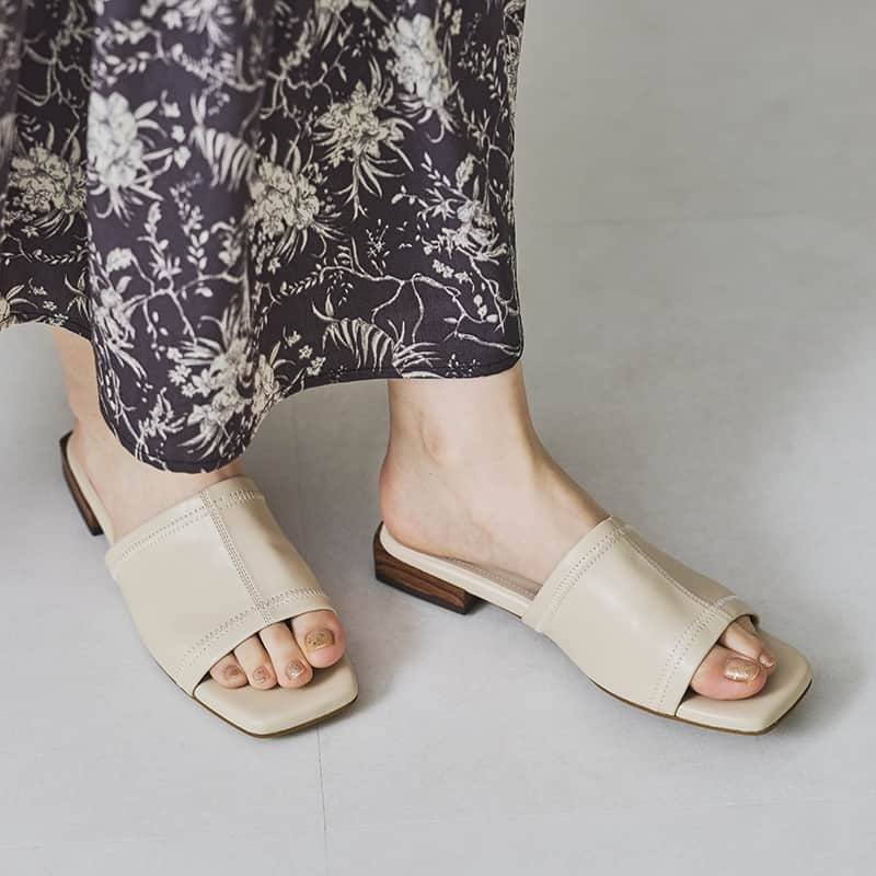 ORiental TRaffic HKさんのインスタグラム写真 - (ORiental TRaffic HKInstagram)「【#新貨上架 ﹕WA Comfort Wood Heel Stretch Mule Sandals】  方頭設計的3cm低跟涼鞋，適合不同腳型的人群，搭配了柔軟觸感的材質，舒適度滿分之餘，更能凸顯質感！  可以配西裝長褲，適合上班通勤，又或者搭配飄逸的長裙，到海邊打卡  另外，跳脫的紫色，特別加上了亮面絨毛，可以搭配時下流行的Dopamine Dressing，鮮豔奪目的春夏穿搭更彰顯個人風格！  3色入 - Link in bio  ✨ORiental TRaffic全線分店現正進行Summer Sale，精選夏日鞋款低至半價 ✨鞋款買滿兩對或以上可享額外9折優惠 更多優惠詳情，請向店員查詢  #ORientalTRaffic #NewArrival #Spring #Summer #23SS #Sandals  #日本 #日本品牌 #春季鞋款 #夏季鞋款 #涼鞋」7月12日 13時30分 - oriental_traffic