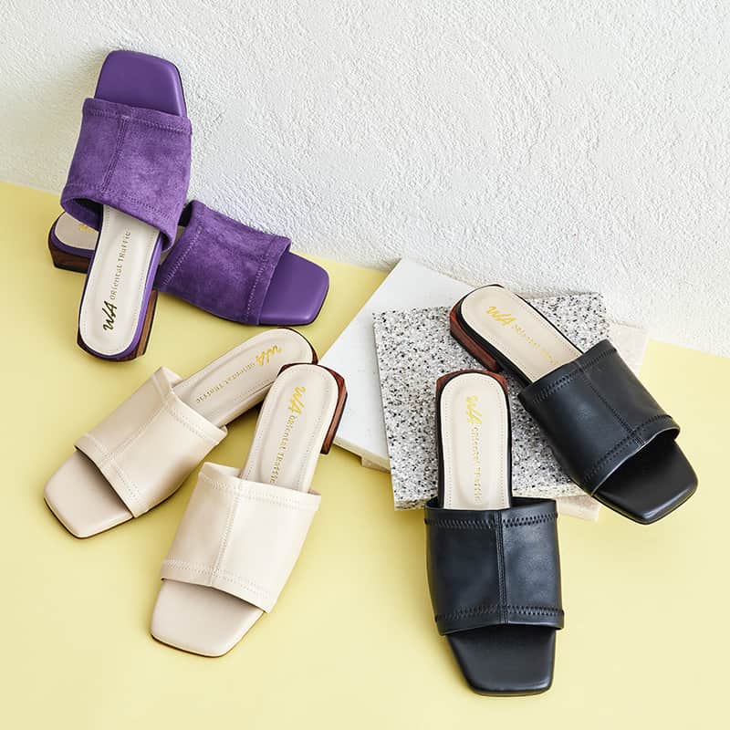 ORiental TRaffic HKのインスタグラム：「【#新貨上架 ﹕WA Comfort Wood Heel Stretch Mule Sandals】  方頭設計的3cm低跟涼鞋，適合不同腳型的人群，搭配了柔軟觸感的材質，舒適度滿分之餘，更能凸顯質感！  可以配西裝長褲，適合上班通勤，又或者搭配飄逸的長裙，到海邊打卡  另外，跳脫的紫色，特別加上了亮面絨毛，可以搭配時下流行的Dopamine Dressing，鮮豔奪目的春夏穿搭更彰顯個人風格！  3色入 - Link in bio  ✨ORiental TRaffic全線分店現正進行Summer Sale，精選夏日鞋款低至半價 ✨鞋款買滿兩對或以上可享額外9折優惠 更多優惠詳情，請向店員查詢  #ORientalTRaffic #NewArrival #Spring #Summer #23SS #Sandals  #日本 #日本品牌 #春季鞋款 #夏季鞋款 #涼鞋」
