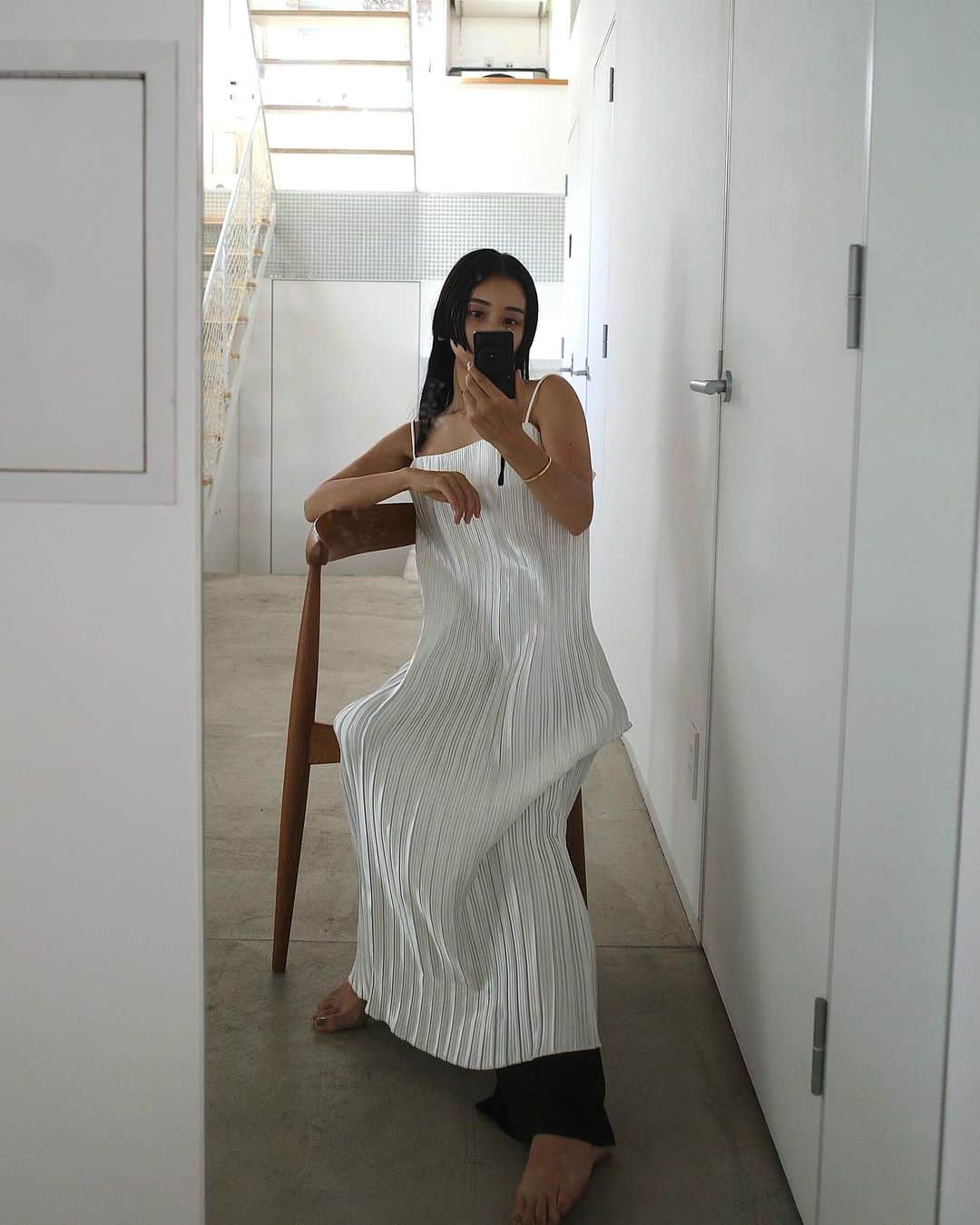 Icumi Oohamaのインスタグラム：「dress @sh_ki_jp   猛暑続きでやっと着た白ドレス♩ 暑すぎてワンピースが着たくなるね。 海でKATEのサーフィン1時間みてただけだけど焼けたな〜👩🏾」