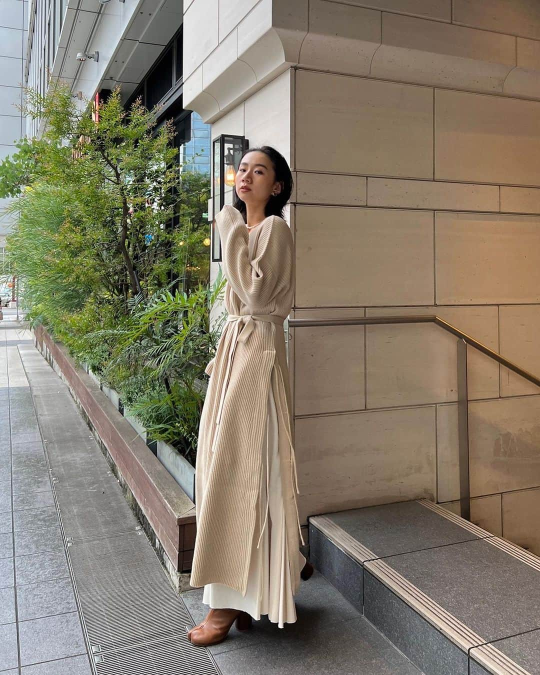 ETRÉ TOKYO ストアさんのインスタグラム写真 - (ETRÉ TOKYO ストアInstagram)「@etretokyo  【Revival items】 ㅤㅤㅤ ㅤㅤ #ETREリブサイドスリットニット BEIGE / MOCA F size ¥24,200(tax in) ㅤ  新宿スタッフ @etretokyo_nami 167cm  本社スタッフ @sakiko_113 154cm @_s_a_r_a_s_a_ 161cm ㅤ 着用カラー：MOCA  ㅤㅤㅤ  - - - - - - - - - - - - - - - - - - - - - - - - - - - -  商品詳細はTOPページURLよりチェック🔍 ›› @etretokyo_store ㅤㅤㅤ スタッフコーディネートも毎日更新中【 #etretokyo_staff_ootd 】をフォロー🐿️  TOPページの"フォロー中"から 気になるスタッフのアカウントをフォロー🤝  - - - - - - - - - - - - - - - - - - - - - - - - - - - - ⁡  ㅤㅤㅤ 【INFORMATION】 ⁡ ⁡ ETRÉ TOKYOでは 復刻アイテムの予約会を開催いたします。  -開催期間-  ◼️LUMINE SHINJUKU 7/13(thu) - 7/19(wed)  ◼️ONLINE STORE 7/13(thu)19:00 - 7/20(thu)11:59  ※予約受注会となります。 新宿店にてサンプルのご用意もございますので ご試着も可能です。 予約枠に上限がございます。  ※予約商品の画像はサンプルで撮影しております。 実際の製品とは仕様や素材、サイズや色味等が多少異なる場合がございます。  ※お電話でのご予約はできかねます。  ※ご予約後のキャンセルは致しかねます。 お支払いは後払いになります。  ※混雑時には入場制限及び試着点数 の制限を設けさせて頂きます。 また、混雑時にはお電話がつながりにくい 可能性がございます。  予めご了承ください。 ⁡ ⁡ ご理解、ご協力を賜りますよう 心よりお願い申し上げます。 ⁡ ⁡ ㅤㅤㅤ 【LUMINE SHINJUKU STORE】 ETRÉ TOKYO ルミネ新宿2店 TEL：03-5989-0979 ー営業時間ー (平日、土日祝)11:00-21:00  ⁡ #etretokyo #etre  #fashion #etretokyoshinjuku #2023etre #etretokyo_staff_ootd #2023aw #受注会 #先行予約 #プレオーダー #エトレトウキョウ #スタッフコーディネート #スタッフスナップ #秋服コーデ #ルミネ新宿2 #シンプルスタイル #ニットワンピースコーデ #キレイめカジュアルコーデ #デニムスタイル #バックオープン #レイヤードスタイル」7月12日 13時25分 - etretokyo_store