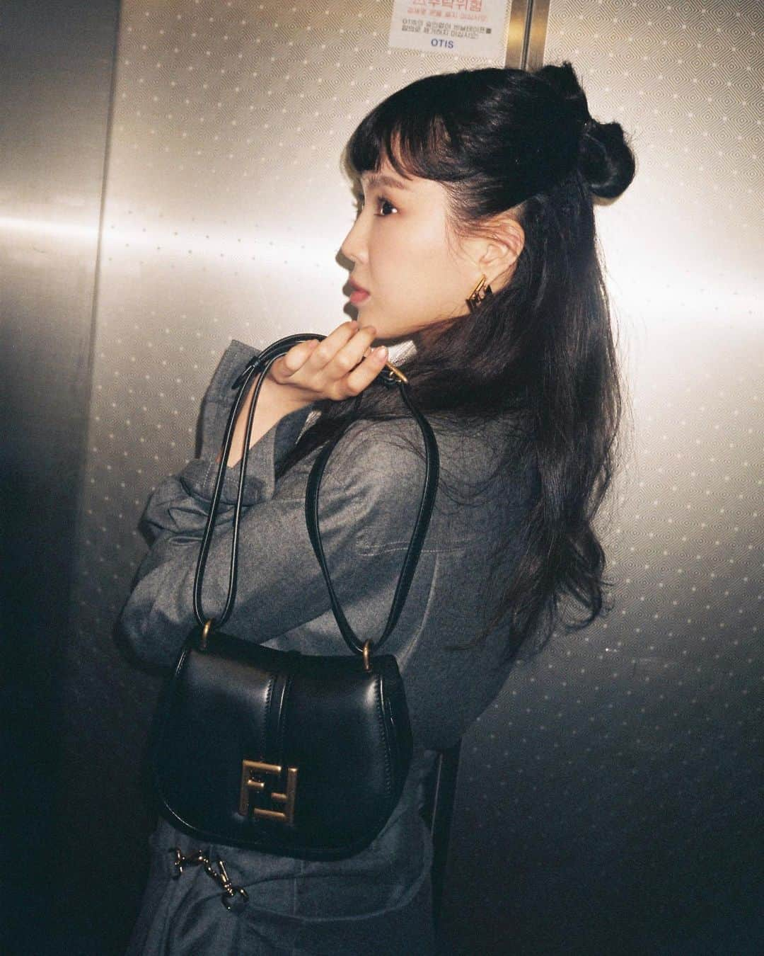 ソン・ナウンのインスタグラム：「#광고 #fendifw23 @fendi」