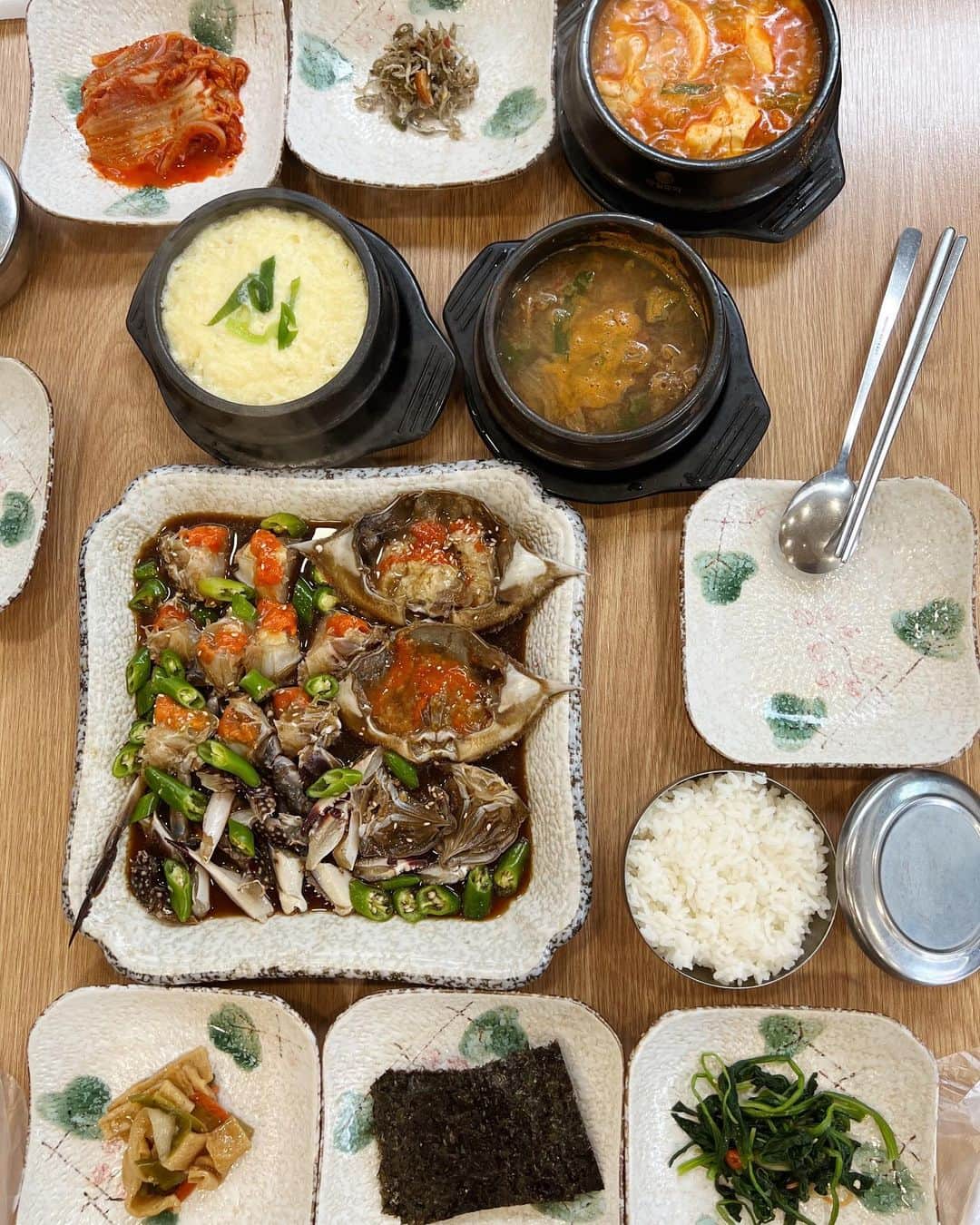 ヒロタナギサのインスタグラム：「_  弘大で食べたカンジャンケジャンが 最高だったので共有🦀🇰🇷  📍シンジンド カンジャンケジャン 서울특별시 마포구 월드컵북로2길 ４１  韓国のお店ならではの たくさん出てくるおかずが、 全部美味しかった🥹  そしてメインのカンジャンケジャンも 臭みもなくて新鮮で最っ高でした✌︎  なぎさ達はカンジャンケジャンと 純豆腐頼みました🎶 純豆腐も最高だった〜♡  弘大でカンジャンケジャン探してる人はぜひ♡  #nagisatrip  #カンジャンケジャン #韓国グルメ #韓国カンジャンケジャン」