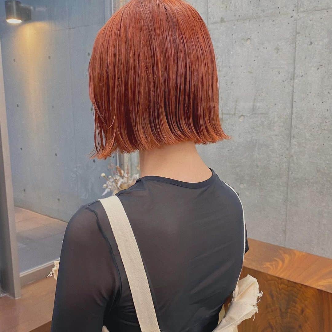 Momoのインスタグラム：「. オレンジ🍊🧡 . .  . ✔️画像を保存してカウンセリングの 時にみせてください♡♡ .  イメージを変えたいけど短くするのも ブリーチをするのも勇気がいる🥺 . そんな方にも幅広くその方にあった提案 をさせて頂き一緒におしゃれを楽しみましょう♡ . ブリーチカラーは【ケアブリーチ】を 推奨しております♡ . ケアブリーチは従来よりも髪の毛への ダメージが94%cutされます！ . ブリーチなしのダブルカラーも 提案させて頂きますのでぜひご相談ください♡ . 12／3から 新店舗　GARD/ëN (ガーデン／エン) がopen♡♡ . 場所は表参道♡♡ 新しいこだわりのつまったお店で ぜひお会いできるのを楽しみに お待ちしております♡♡ . . ご予約はTOPからご予約サイト に飛べます✈︎♡(料金もそちらを参考に) . ご新規様も喜んでお待ちしております♡ . お電話.DMからも受け付けております♡ (DMは返信が遅くなる可能性が ございますのでそちらご了承下さい🙇‍♀️)  . .  〒150-0001 東京都渋谷区神宮前5-39-2 2F . TEL☎︎ 03-6712-5995 . 表参道駅から徒歩5分🚶🏼‍♀️(A1出口) ( 銀座線/千代田線/半蔵門線 ) . . 月 定休日 火・水　11:00〜20:00 木・金　12:00〜20:30 土　10:00〜19:00 日　10:00〜19:00 祝　10:00〜19:00 . . ぜひ、ご予約お待ちしてます♡♡ . codeアカウントはこちら   @__cd.momo____________ ♡ . ぜひフォローしてください♡ .」