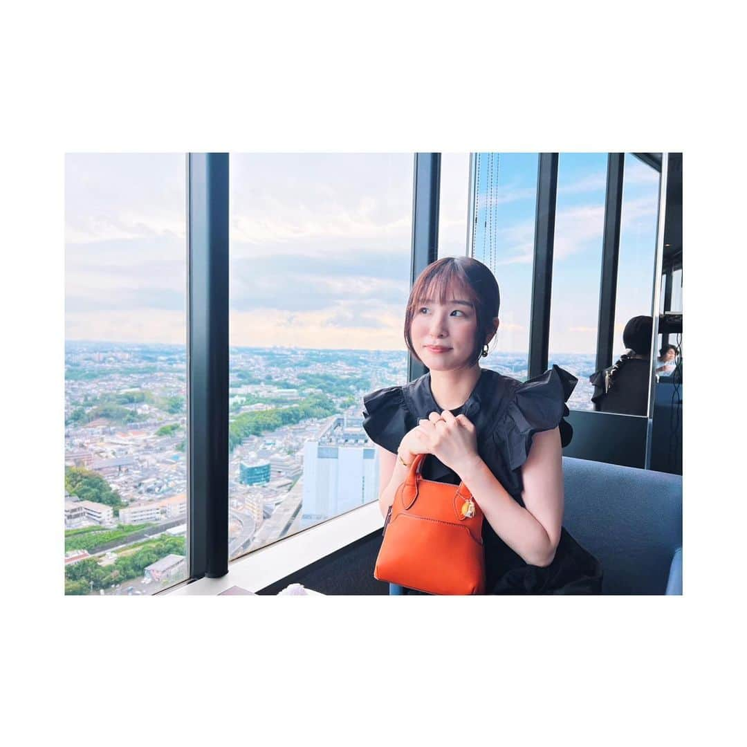 神田莉緒香さんのインスタグラム写真 - (神田莉緒香Instagram)「--- 初めてのアフタヌーンティーは 新横浜にて。 すました顔しているようで ただそわそわしているだけ。  アニメ「#吸血鬼すぐ死ぬ」のコラボ催事に 友達に誘ってもらって行ってきた、 というのが実のところ。 食事は可愛い美味しいで満点満腹でした🍰  . #新横浜」7月12日 13時34分 - riokanda_ri