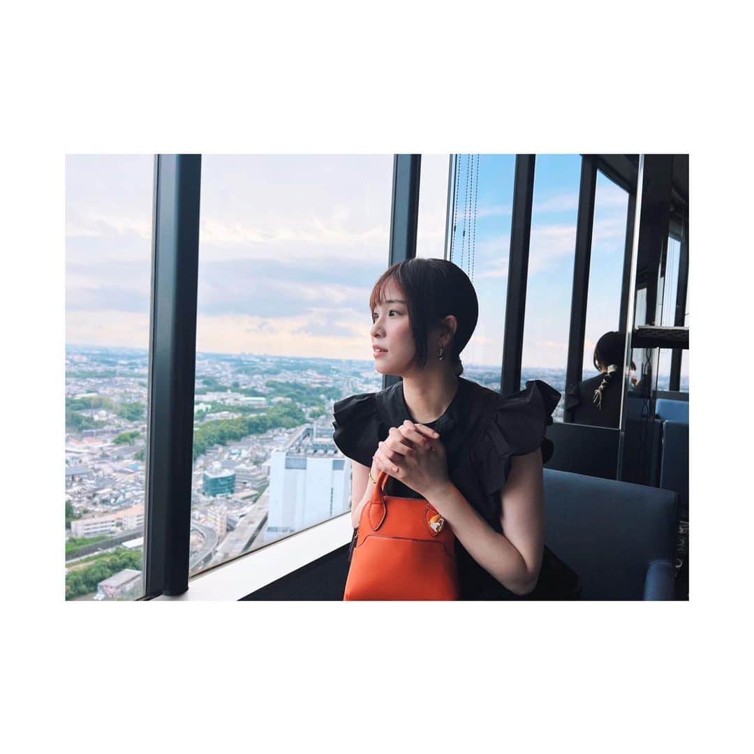 神田莉緒香のインスタグラム：「--- 初めてのアフタヌーンティーは 新横浜にて。 すました顔しているようで ただそわそわしているだけ。  アニメ「#吸血鬼すぐ死ぬ」のコラボ催事に 友達に誘ってもらって行ってきた、 というのが実のところ。 食事は可愛い美味しいで満点満腹でした🍰  . #新横浜」