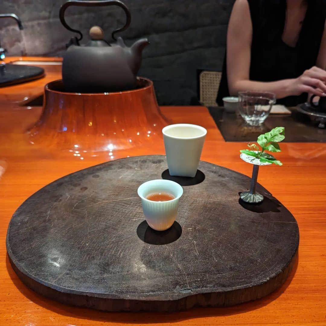 池澤あやかのインスタグラム：「台湾発祥の工夫茶が好きなので、工夫茶專門のお店に行きました！ バチバチにおしゃれな空間におののいています。 #工夫茶 #台北 #日常非日常」