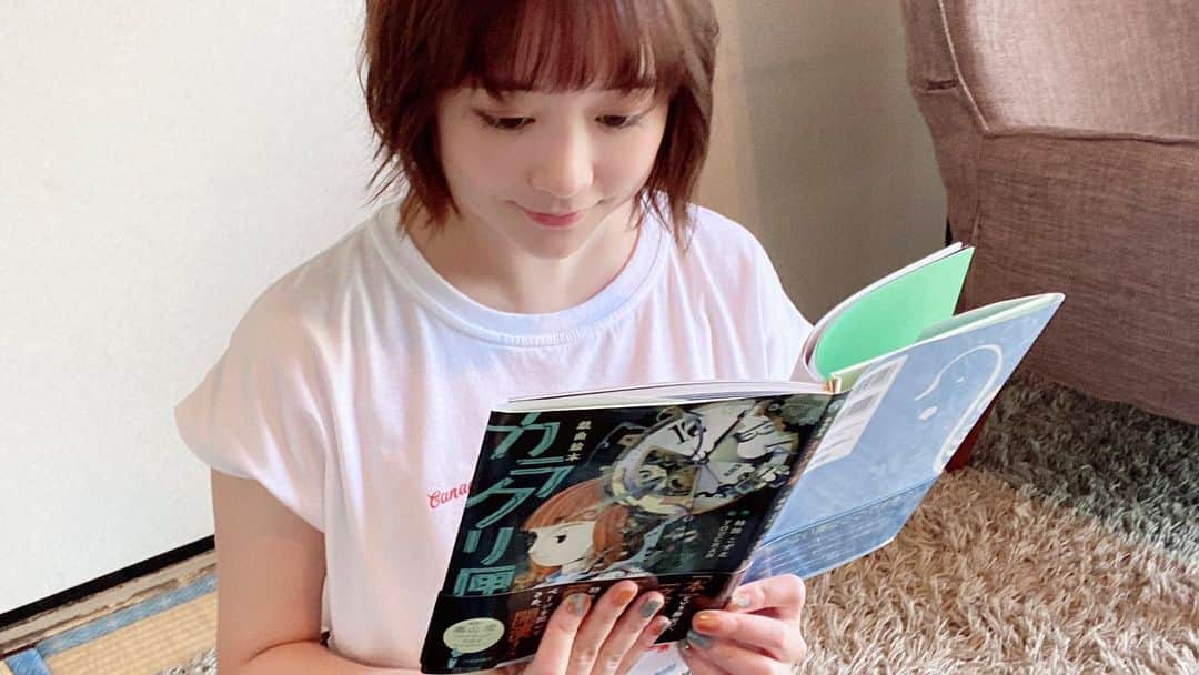 大原櫻子さんのインスタグラム写真 - (大原櫻子Instagram)「本日は、、 私の姉の誕生日🎂✨  そして、そして！ 姉の自著、 戯曲絵本の発売日‼︎📕  『戯曲絵本　カラクリ匣』 お芝居が絵本になった一冊。  絵本です、絵本！ 読みやすいし、絵は繊細で、可愛い、可愛い！！❤︎（2回） オールカラーでとっても華やか✨  少年とロボット・人形たちの不思議で奇妙な物語です☺️  私もドラマ撮影の合間見つけて、読ませていただいてます😌  小さい頃から、本を書くことを夢見た姉。 夢が叶った今日という日が、何よりも嬉しい  本当に、心から、 めでとう。  作　#林田こずえ 絵　#YOUCHAN #小鳥遊書房」7月12日 13時43分 - sakurako_ohara