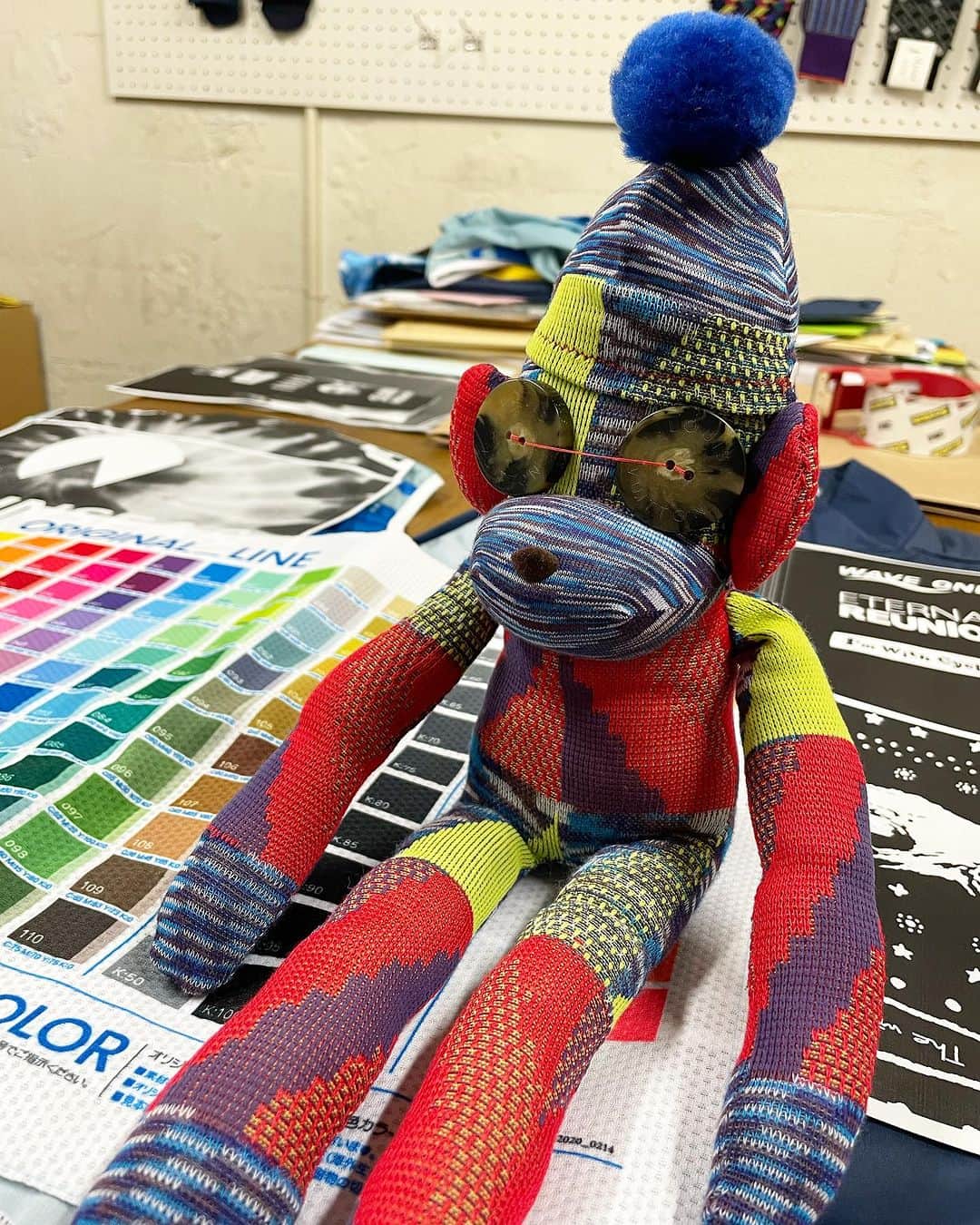 アヤメのインスタグラム：「Wednesday vibes three days to go✨⛰️🤩 平日真ん中に休み欲しい🎌 #sockmonkey #ayamesocks #colorpalette #CMYK #socks #creation #colorway #fashionsocks #靴下 #靴下好き」