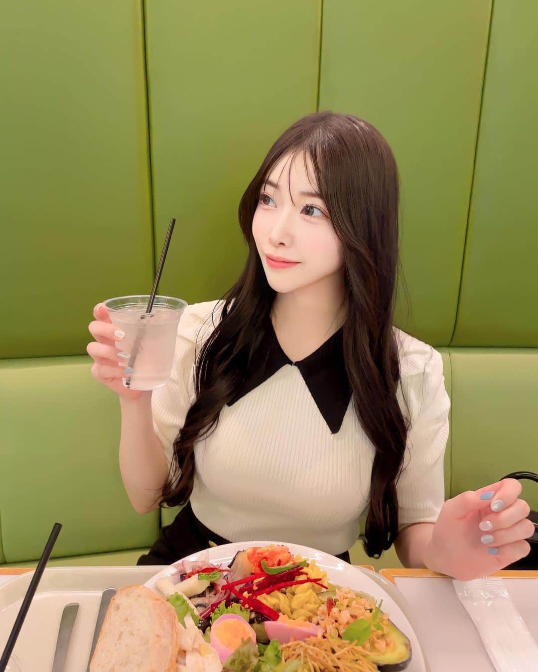 七瀬かれんのインスタグラム：「大好きなサラダ屋さん🥗 ヘルシーで美味しいってサイコウ‪‪❤︎‬ 欲張りなので飲み物はデトックスウォーターと黒ウーロンの2個取り🥤🩵」