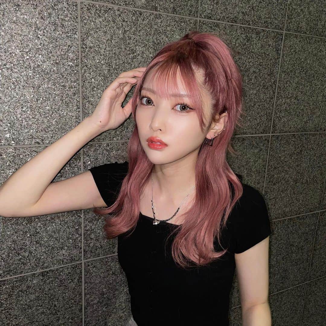 しゅがーのインスタグラム：「ciderで夏服げっとした🖤  今回黒系多めだけど、色んな系統の服あって迷った🤭  この写真のピアスとかネックレスもciderの！  プロモーションコード『SYUGA111_IG』で皆もお得に買えるよ👍  #ショップサイダー #サイダー #shopcider #cider」