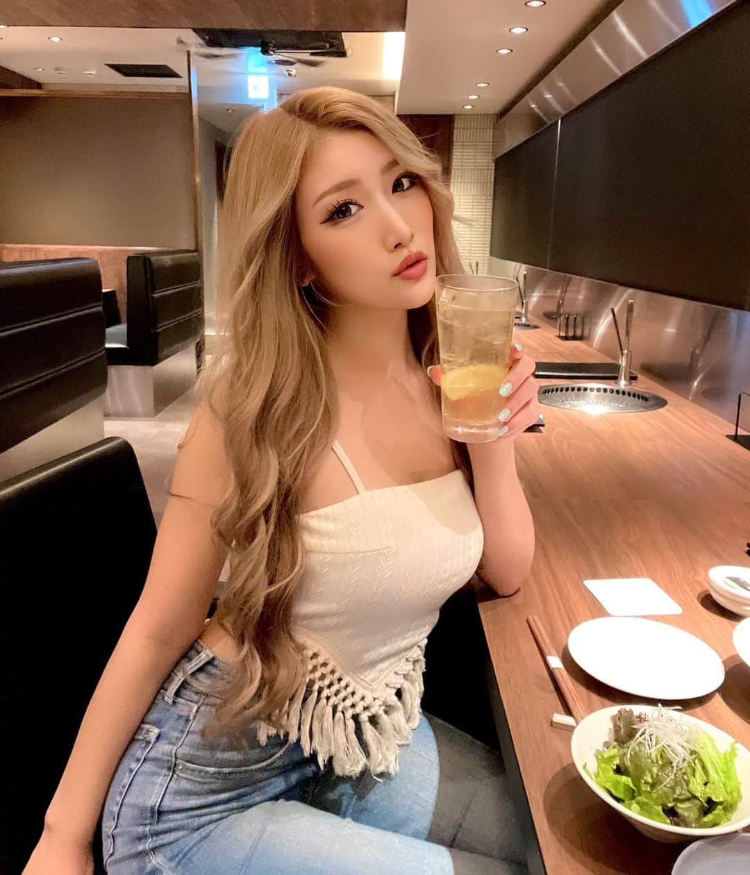 ASAMIのインスタグラム：「焼肉とハイボール✨  食べるの大好き🩵🤤 銀座の焼肉ホルモンうしごろに行ってきたよん🍖  正肉コース食べてきた🐮 ホルモン苦手な人でも食べれるコース😮‍💨  お腹いっぱいなりました🧡  #尻神#あさぴーち#焼肉ホルモンうしごろ銀座店 #PR#銀座#銀座焼肉」