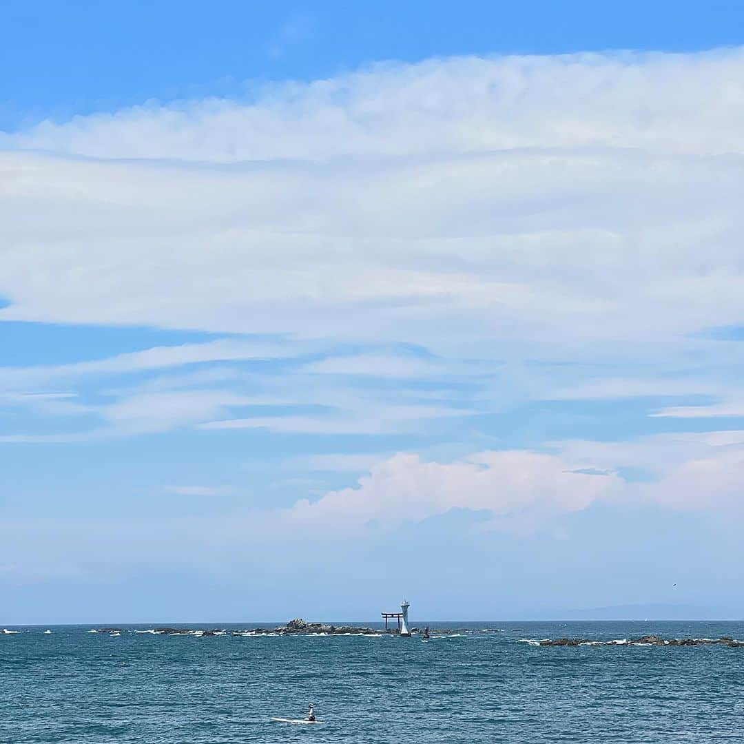 Hiroe Hiranoさんのインスタグラム写真 - (Hiroe HiranoInstagram)「本日の海。夏らしいお天気🌞暑いねー💦　 このスカッとした空と海をみるだけで、 パワーがみなぎってくる不思議⤴️  パワースポット森戸神社の近くにある⛩️ イートヨガカフェにて。 いま、Wellesのサマークリスタルフェアを開催してます。  今日も美味しいランチを食べに🥗 ピンクピタヤスムージーやブッダボールカレーは定番💛 お友達とランチやお茶してマッタリ🩵  いつもここはBaby👶も多くて、癒しの空間。 私にとって、ゆるめる場所で、 ココで仕事の打ち合わせはしませんw  イベントぜひ遊びにきてくださいね！  好きなことをシェアできる、『しあわせ』を感じてる🧡  今回のイベントのためにスペシャルな鉱物も 特別価格でご用意しています✨  私は15日（金）のマインドフルヨガに参加したり🧘  ウェレスPresents のWS も✨☟ 16日（日）のクリスタルボールWSにお邪魔します。  他にもクリスタルを使った デトックスクリアリングウォーター作りや🌿 スマッシングフラワーブーケ作りなど💐  都会とは違って、ゆるく穏やかな時間がここには流れています。 海の家もスタートして、葉山は夏モード満載です🌞  23日までやってまーす！ ぜひ遊びにきてくださいねー🍀   ⁡ #eatYOGA #eatYOGAstudio #hayama #vegan #循環 #foodross #葉山カフェ #古民家カフェ #meditation #GOODCIRCLE #葉山女子旅きっぷ  #葉山グルメ #Welles #ウェレス #Crystal #クリスタル #ヒーリング #clearing #クリアリング」7月12日 19時12分 - hiroe_hirano