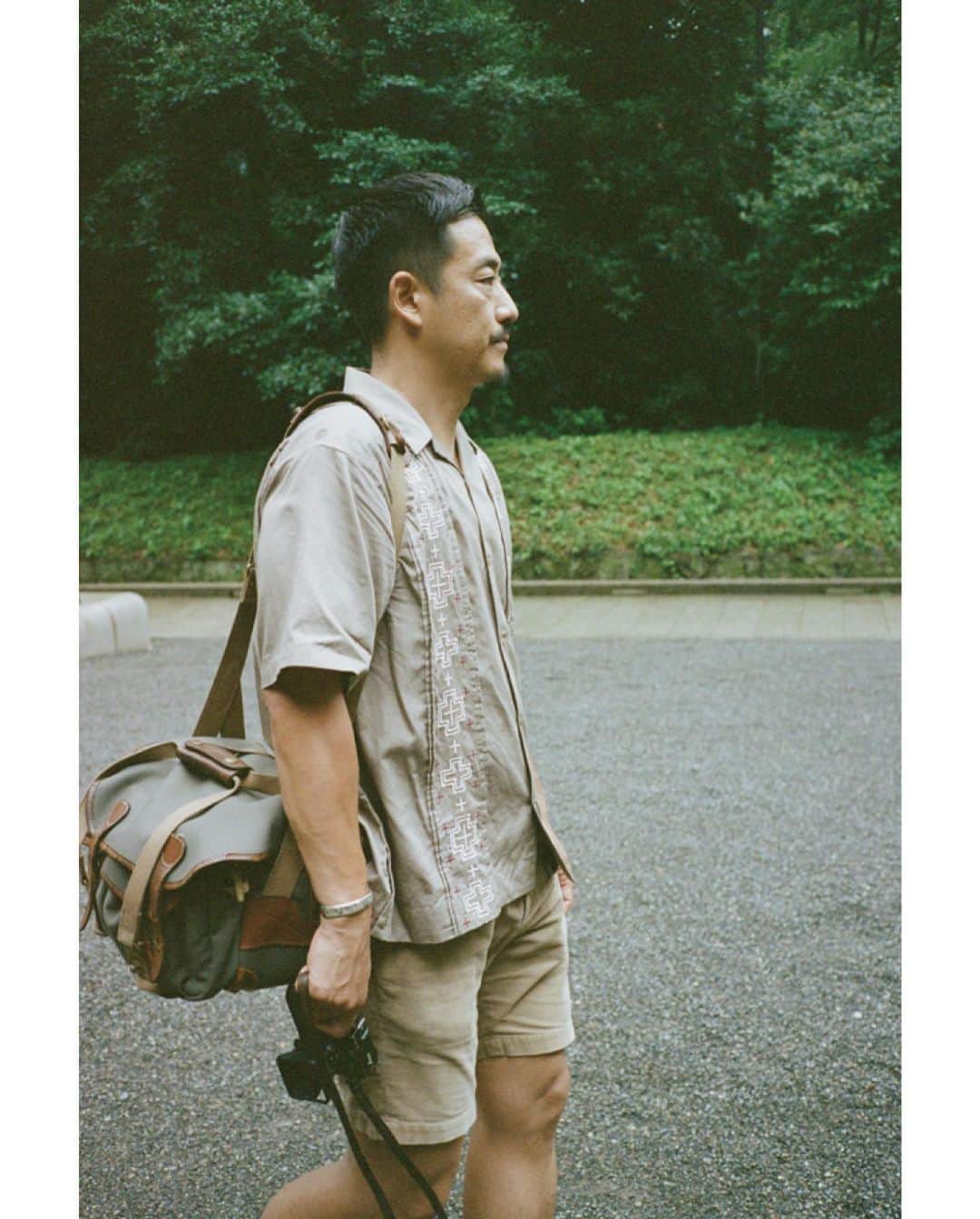 JOURNAL STANDARD relumeさんのインスタグラム写真 - (JOURNAL STANDARD relumeInstagram)「特集公開！  THEIR DAILY LIFE, DAILY CLOTHIES  僕と仕事と服と  chapter.ten 山田陽（Photographer）  「写真も服も、アメリカこそが自分の原点」 1863年にオレゴン州ポートランドで設立されて以来、150年以上にわたって良質なネイティブアメリカン柄のウール製品を世に送り出し続けている〈ペンドルトン〉。〈ジャーナル スタンダード レリューム〉では今季、そんなアメリカを代表するライフスタイルブランドに別注したスペシャルなコレクションを展開。ペンドルトンといえば言わずもがなブランケットやウールシャツなど秋冬に重宝するアイテムが有名だけれど、レリュームではあえてオープンカラーシャツとTシャツにその象徴的な柄を刺繍することでこれまでにない新鮮な夏トップスに仕上げている。それらをごく自然体で着こなすのが、今年初めに帰国するまで長くNYをベースに活躍してきたフォトグラファーの山田陽さんだーーー  ※全編はベイクルーズストアFEATUREページよりご覧いただけます。  #山田陽 #akirayamada #theirdailylifedailyclothies #僕と仕事と服と #pendleton #ペンドルトン  #journalstandardrelume #ジャーナルスタンダードレリューム #relumemens」7月12日 19時12分 - js_relume