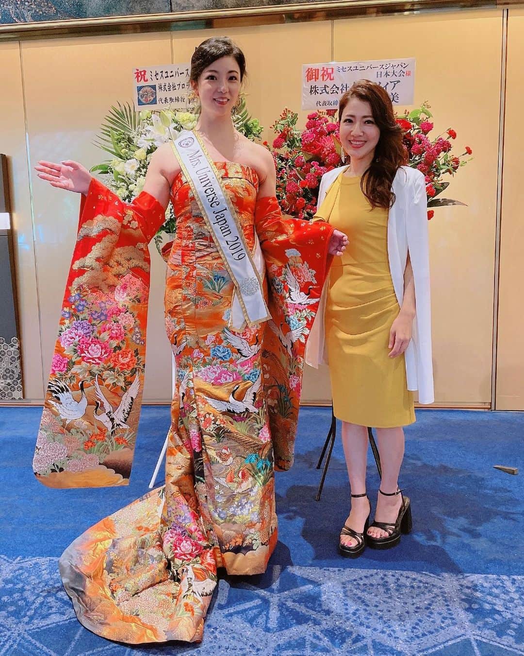 大津弥生さんのインスタグラム写真 - (大津弥生Instagram)「. . ミセスユニバース2023日本大会では、皆バタバタしていて🤣なかなか一緒に写真撮れませんでした💦 . 今年のファイナリストの皆さんは、全員がキラキラと輝いていて、ステージを楽しむ姿を見て涙😢 . 舞台袖が見える場所に居たので、運営スタッフやOGさんたちがよく見えて、2020年に運営に携わらせて頂いていたので、大きな大会になったなあと感涙でした🥹 . あなたにしかできない挑戦が、あなたも、わたしも、幸せにする . 私も挑戦し続けます💪🥰💪 . #ミセスユニバース #ミセスユニバースジャパン #ミセスユニバースジャパン2023 #ミセスユニバース日本代表 #ミセスコンテスト #目黒雅叙園 #色打掛 #色打掛ドレス #mrsuniverse #mrsuniversejapan #japan #japanese #nationalcostume #mrsuniverse2019」7月12日 19時13分 - yayoinsta_life