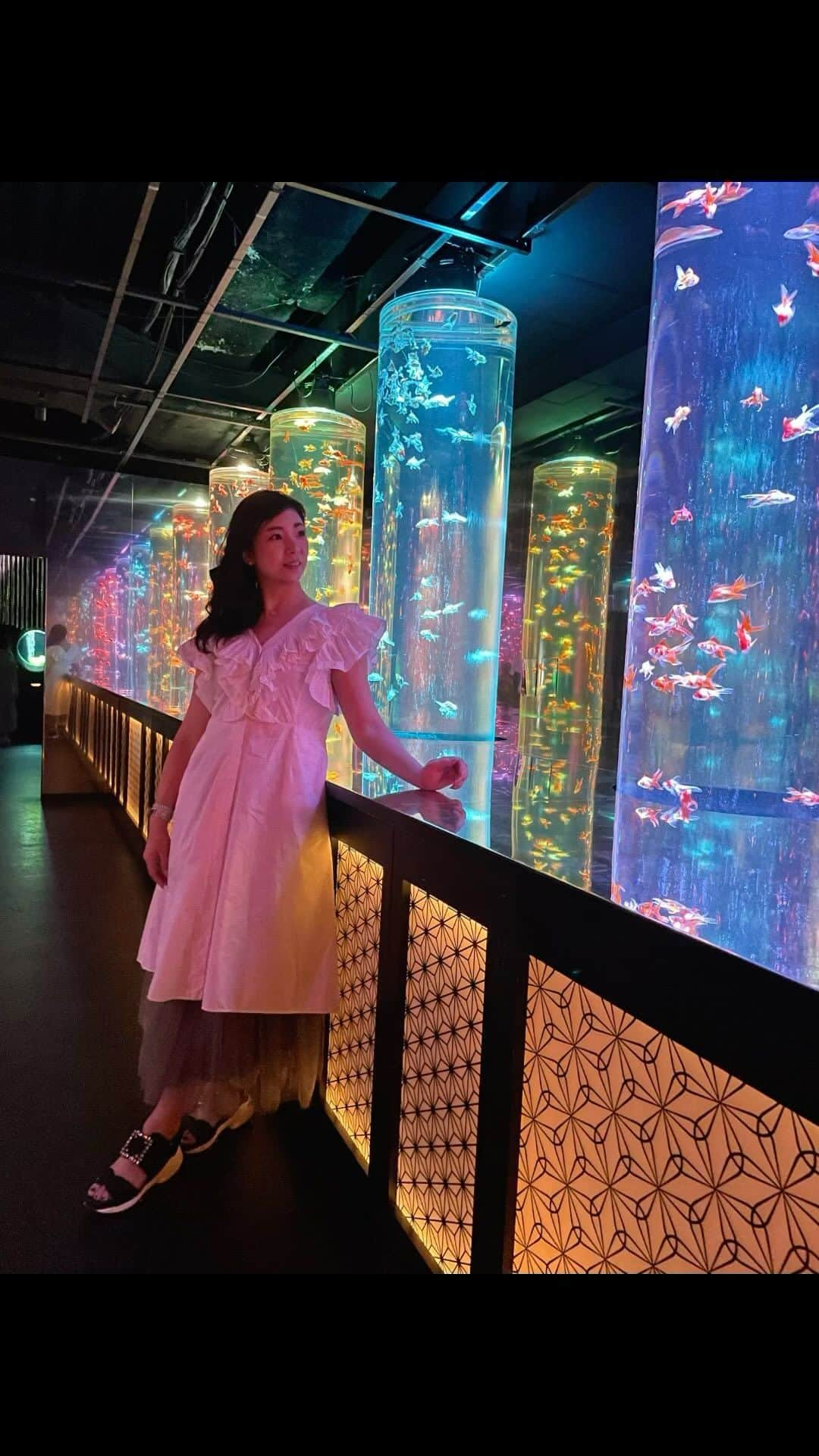 大津弥生のインスタグラム：「. . 金魚が舞泳ぐ空間✨ . 去年も行って感動した、夏のアートアクアリウム展2023〜銀座の金魚〜に行って参りました🧊 . @artaquarium_tm_official . The Art Aquarium Exhibit is a new type of exhibit featuring underwater art that combines art, design, and aquarium by using various fishtank designs, lighting, and visual effects with marine life. . 来場数1,000万人超の超人気スポット❣️ . 沢山の灯籠や #金魚 の回廊、滝や #折り紙 や竹林 #仮屋崎省吾 さんによる金魚と #生け花 の世界初のコラボレーションなど、見どころ満載‼️ . 新作水槽5作品もありました🧊 . 涼やかな和の幻想的な空間で、喧騒を忘れ癒されました🥰 . 9/26までの開催ですので、是非行ってみてくださいね❣️ . 🧊アートアクアリウムGINZA美術館🧊 東京都中央区銀座4-6-16 銀座三越 新館8階 10:00〜19:00 . #アートアクアリウムGINZA美術館 #アートアクアリウム #アートアクアリウム美術館 #銀座アート #東京美術館 #東京美術館巡り #銀座三越 #銀座 #art #museum #japaneseart #japaneseculture #japanese #japan #夏のアートアクアリウム展2023 #銀座の金魚 #夏 #夏祭り #アートアクアリウム展 #museumlover #goldfish #summer #summervibes #アートアクアリウムフォトコン2023夏」