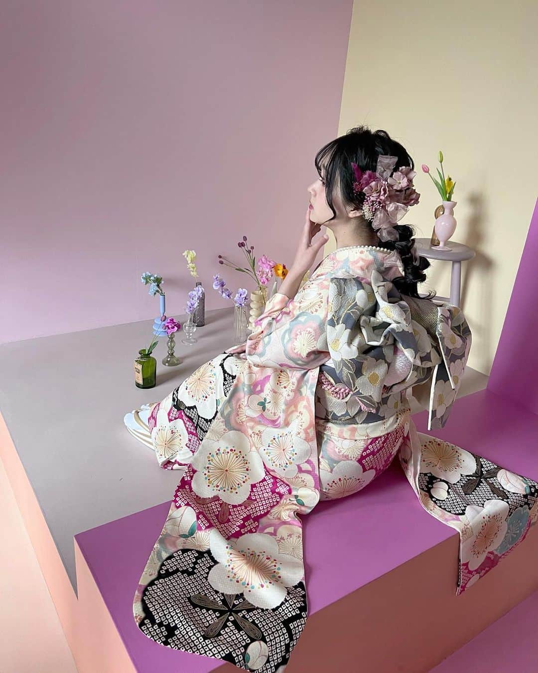 のインスタグラム：「@caratt_furisode さんの撮影のオフィショット！！！   1着目はパステルカラーでかわいらしいお着物♡♡      撮影データも今度あげます👍🏻💞  #振袖  #振袖ヘアアレンジ  #振袖ヘア  #着物」