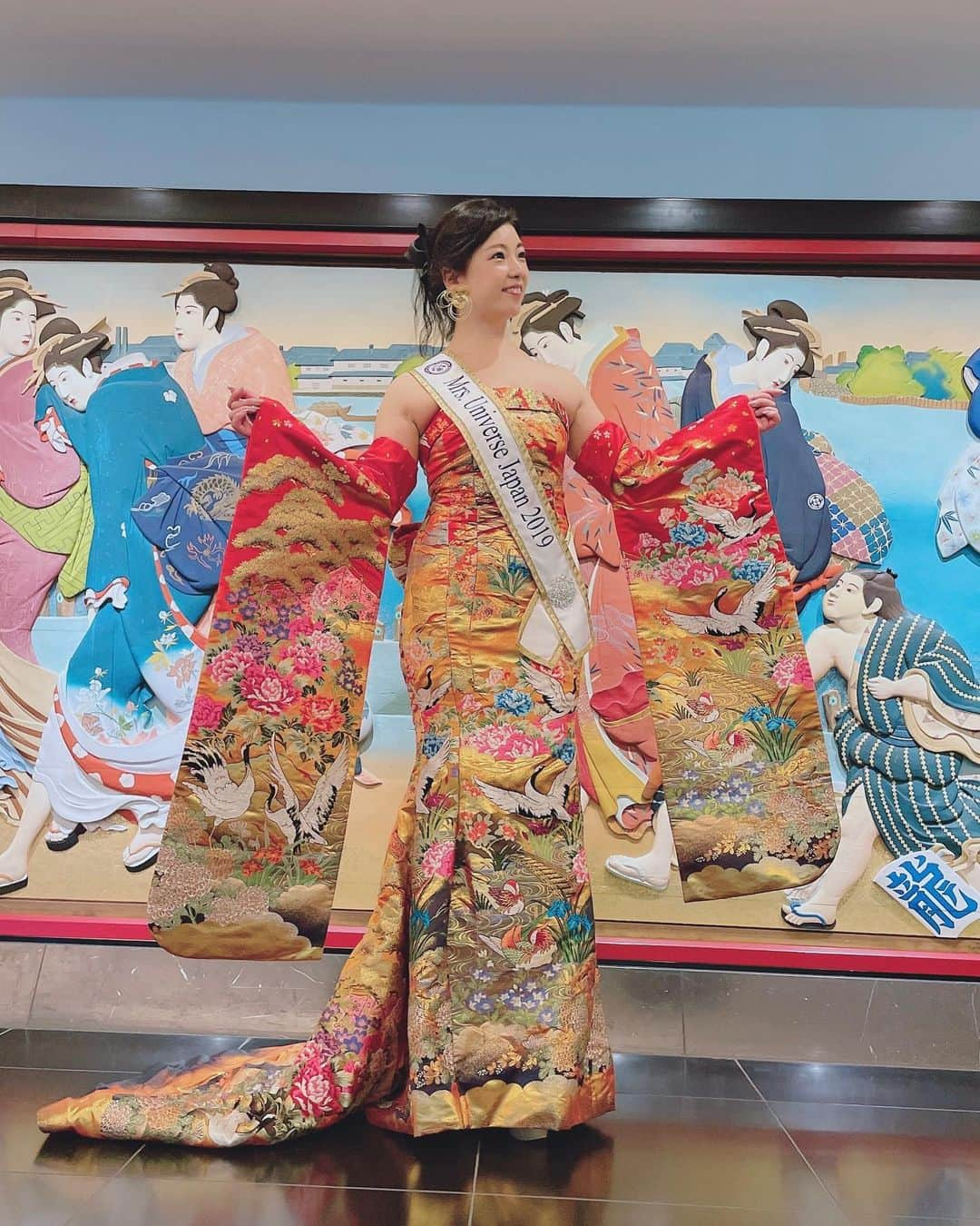 大津弥生のインスタグラム：「. . 子どものころから行っていた #目黒雅叙園 🇯🇵 . ミセスユニバース2023日本大会の応援に伺った際、2019世界大会で着用した色打掛ドレスを着ました👑👘👑 . 王道の赤と金の色打掛はやはり豪華✨ . 因みにオーダードレスで、後ろは編み上げでリボンを巻きつけてるのですが、ひとりで着脱出来ないので、世界大会中、本当に周りの方に助けて頂きました💦 . この日もお優しいお二方に助けて頂きました🙏 . この場をお借りして、御礼申し上げます🙏🥹🙏 . 世界大会ファイナルは、レッドカーペットウォーク→ナショナルコスチューム→フィットネスウェア→イブニングガウンの順でしたが、メイク前から着ていたので、5〜6時間トイレに行けず辛かったです😣 . ナショナルコスチュームのステージが終わった瞬間、よく覚えてないけど自分で脱いで？フィットネスウェアに着替えてトイレに掛け込みました💦 . 世界大会に行かれる皆さん、衣装は自分ひとりで着脱できるものにしてくださいね🙏😣🙏 . #ミセスユニバース #ミセスユニバースジャパン #ミセスユニバースジャパン2023 #ミセスユニバース日本代表 #ミセスコンテスト #mrsuniverse #mrsuniversejapan #japan #japanese #mrsuniverse2019 #nationalcostume #mrsjapanuniverse #色打掛 #色打掛ドレス #日本 #🇯🇵 #🇯🇵japan」