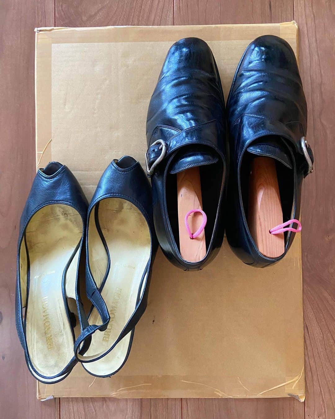 おおたうにのインスタグラム：「実家の靴箱掃除の際、もらった父母のお古靴を磨いた。（好きだけどへたくそなの） 父の靴の金具部分、金色にできないかなあ🤔（厚手中敷入れちゃったけど、茶色革で可愛かった）  倒れてからヒール履けなくなった母靴の残骸がすごかった。 靴はほんと劣化しちゃうよねえ😢 でもいい靴はみんなちゃんと残ってるので、やっぱり素材とか大事だなと思う。  #今日の靴 #shoesoftheday #vintageshoes #vintagefashion #お掃除」