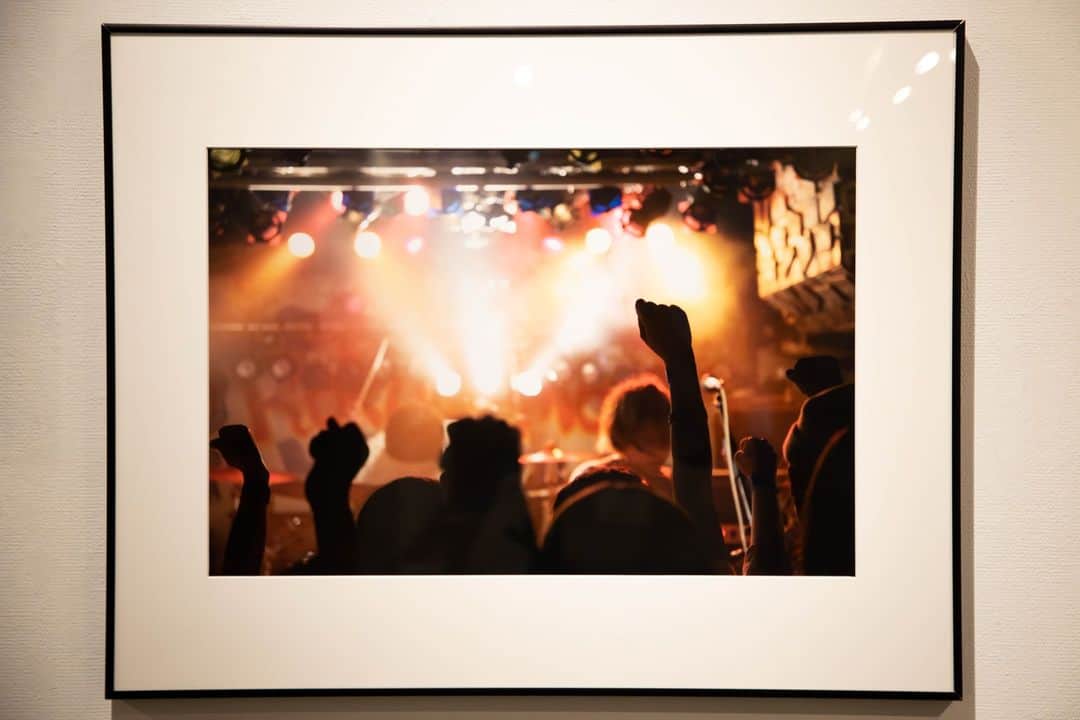 東京造形大学 Tokyo Zokei Universityのインスタグラム：「_ 写真専攻領域2年生「写真A」成果発表展～講評の様子  各自が設定した「研究テーマ」をもとに写真作品を制作し、 7/5（水）～7/11（火）まで本学のZOKEIギャラリーにて作品を発表しました📷  #東京造形大学 #アート #美術 #デザイン #美術大学 #大学 #授業 #美大 #写真 #カメラ #tokyozokeiuniversity #arts #design #artuniversity #film #camera #photographer」