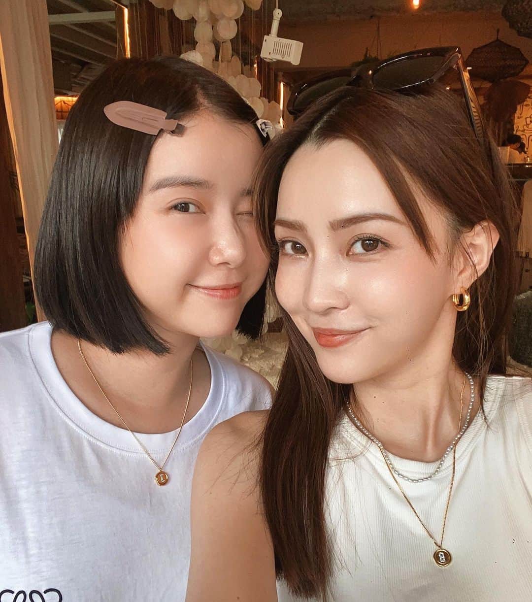 リー・ジャーインのインスタグラム：「有人送我刻著我們字母的訂製項鍊✨怎麼有點浪漫呢.ᐟ.ᐟ可愛☺️BJ戀💕 @anvistudios @bebewchang」