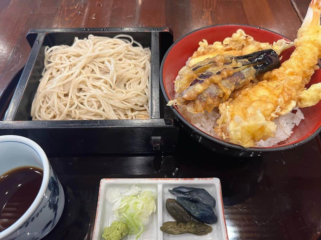 やまだひさしさんのインスタグラム写真 - (やまだひさしInstagram)「孤独のグルメ 夜も会食だし小腹にさくっと蕎麦でも、と思って近所を散策。結果セットの誘惑に勝てず。。 だが初訪で大当たり！！ 二八蕎麦も喉越し香り申し分無し。つゆもキリッと辛め。天丼サクサクなにより米も旨い。 こりゃ夜も来てみたいなぁ。しかし暑いね東京。 タイ以上かも。 #やまだひさし #ラジオ #DJ #グルメ #蕎麦 #大好き #日本酒 #飲みたい」7月12日 14時10分 - yamadamic