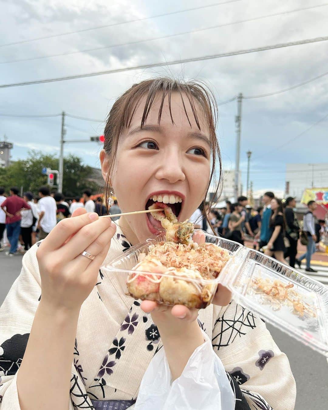 神岡実希のインスタグラム：「ー @precious_mieux で綺麗になって夏を楽しむ気満々です✌️☁️ 屋台では🐙焼きが好きだけど、全然食べれてなかったよ🧚‍♀️🧏🏻 #浴衣 #たこ焼き #浴衣女子 #屋台」